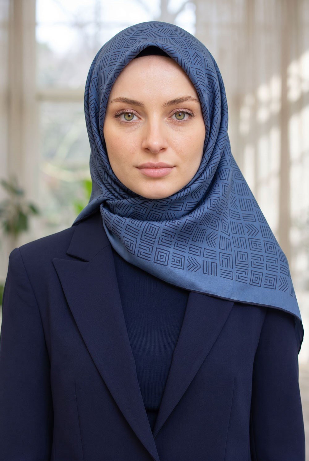 %57 İPEK %43 VİSKON Twill İpek Etnik Motif Desenli İndigo - Lacivert Renkli 90x90 Eşarp Dikim Şekli : El Dikişi