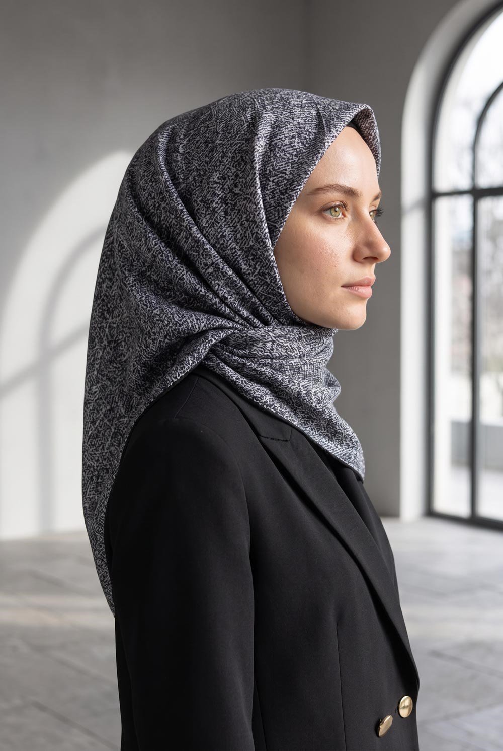%100 Twill İpek Dokulu Desen Gri - Siyah Renkli 90x90 Eşarp Kenar Dikiş Şekli El Dikişli