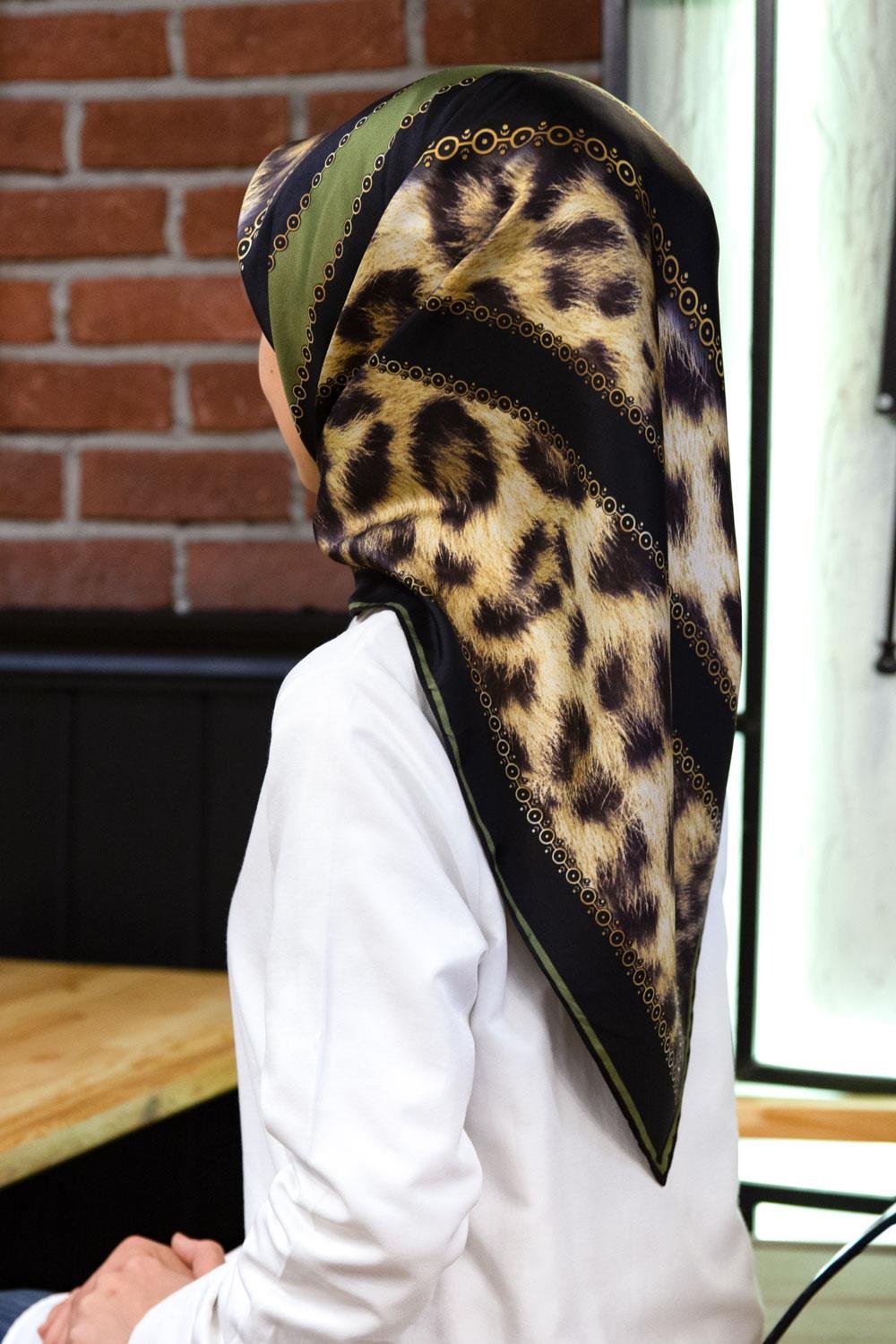 %100 Twill İpek Leopar Desenli Haki - Siyah Renkli 90x90 Eşarp Dikim Şekli : El Dikişi