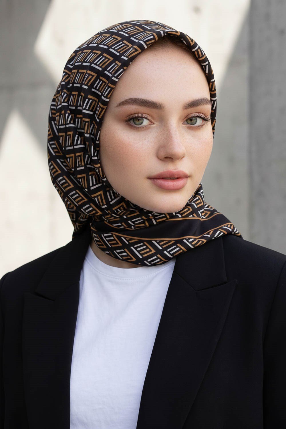 %100 Twill İpek Geometrik Desenli Siyah - Gold Renkli 90x90 Eşarp Dikim Şekli : El Dikişi