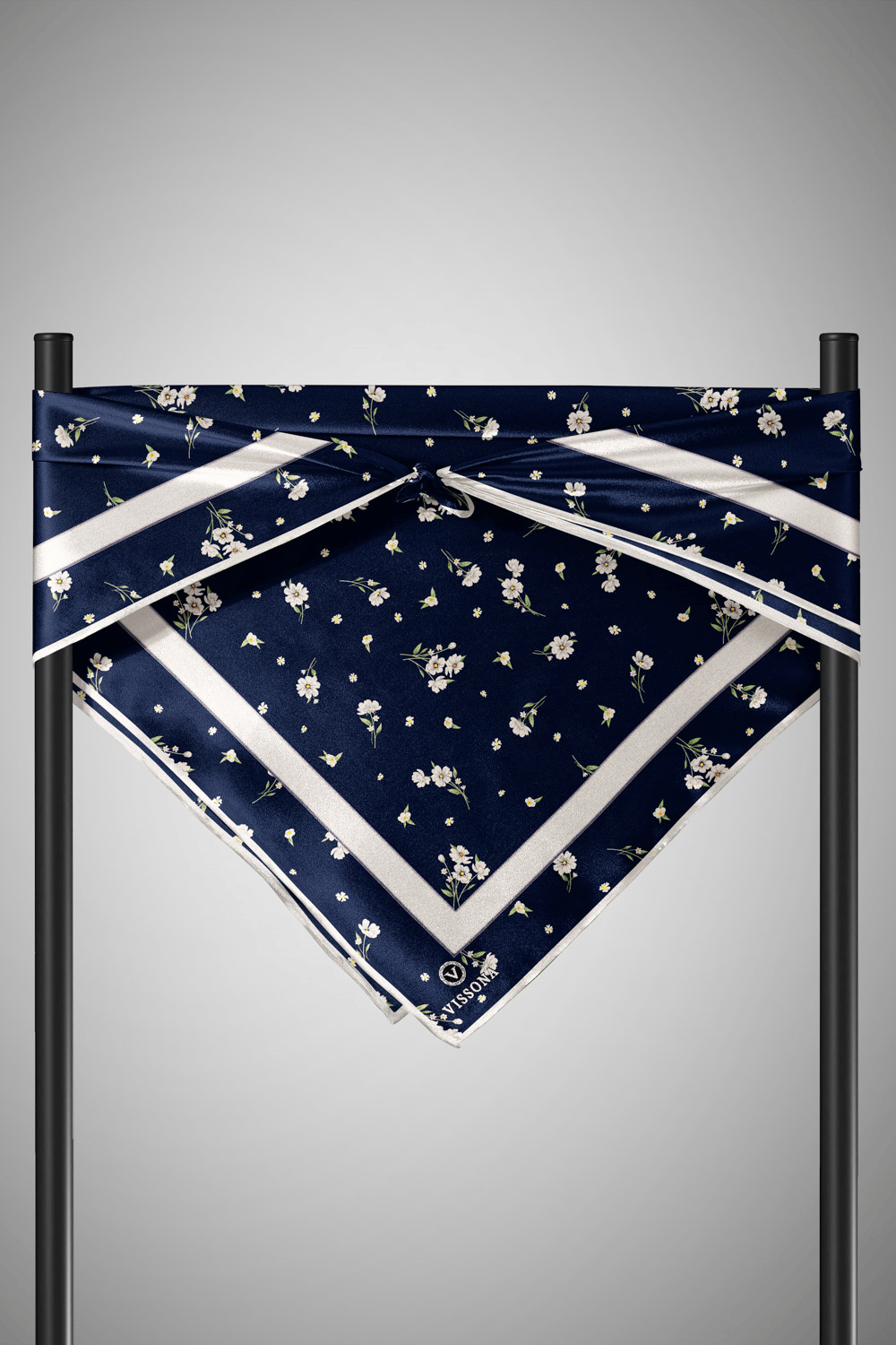 % 57 İPEK % 43 VİSKON Twill İpek Çıtır Çiçek Desenli Lacivert - Krem Renkli 90x90 Eşarp Dikim Şekli : El Dikişi