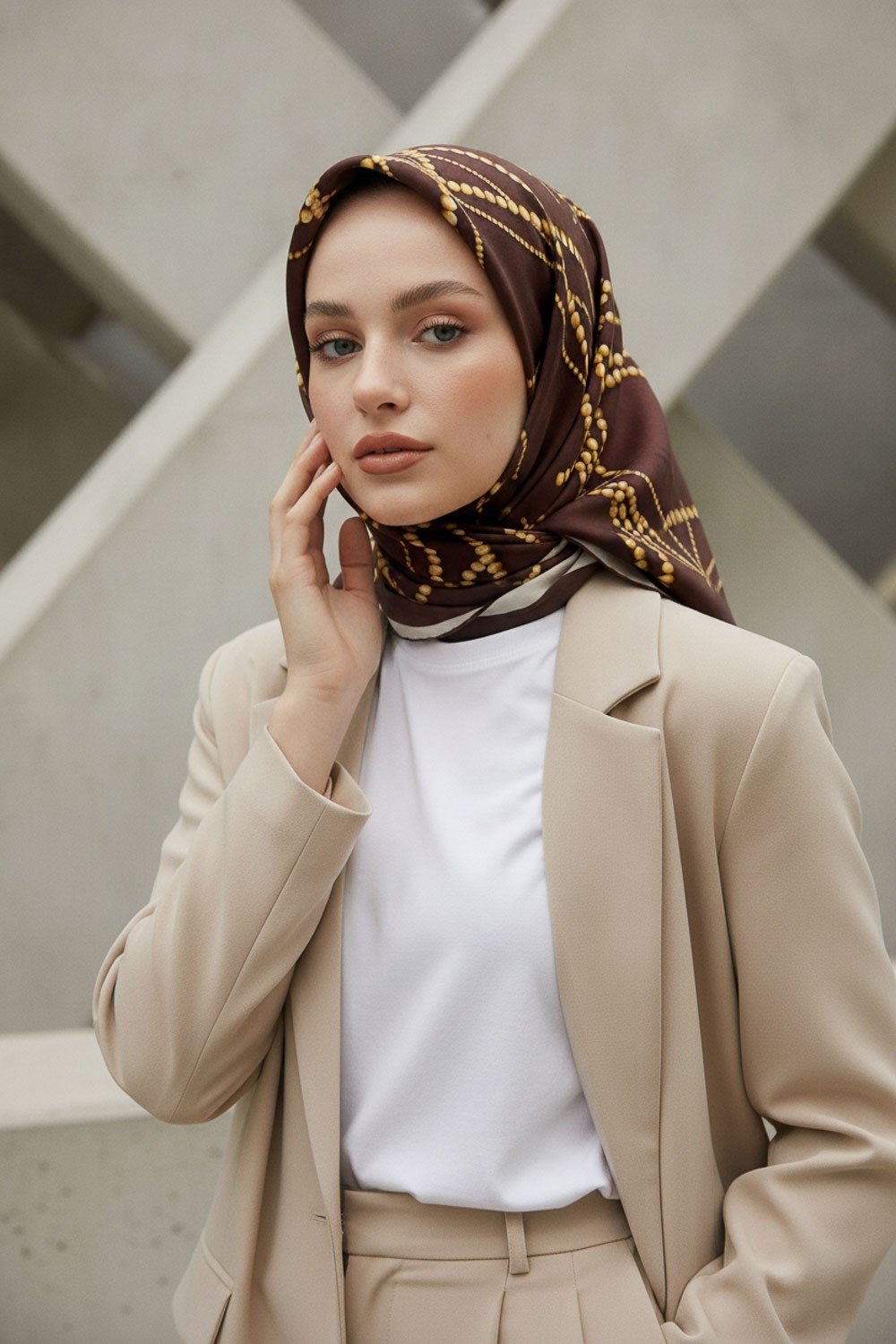 %100 Twill İpek İnci Desenli Kahverengi Renkli 90x90 Eşarp Kenar Dikiş Şekli : El Dikişli