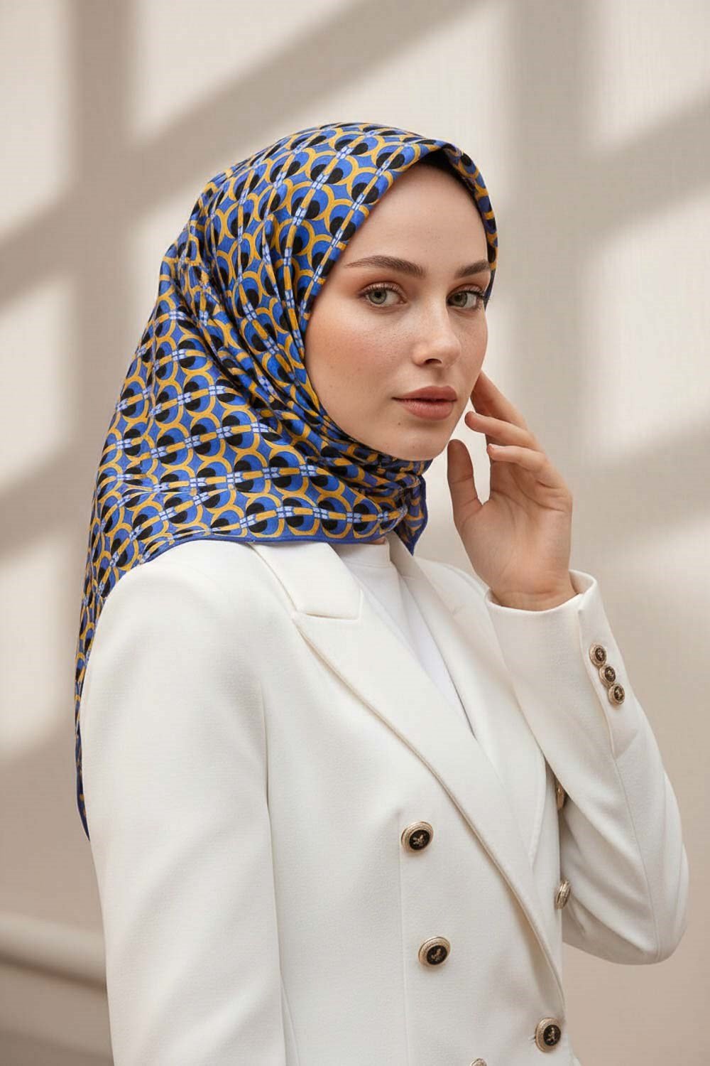 %100 Twill İpek Geometrik Desenli Saks - Gold Renkli 90x90 Eşarp Dikim Şekli : El Dikişi