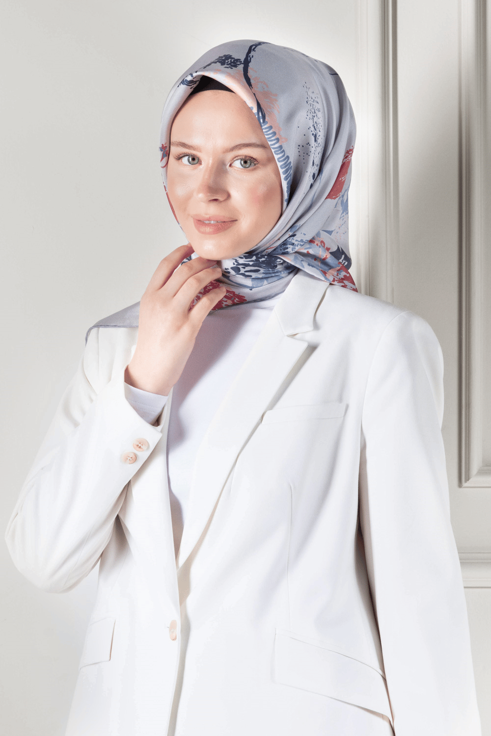 %100 Twill İpek Suluboya Çiçek Desenli Gri - Pudra Renkli 90x90 Eşarp Dikim Şekli : El Dikişi