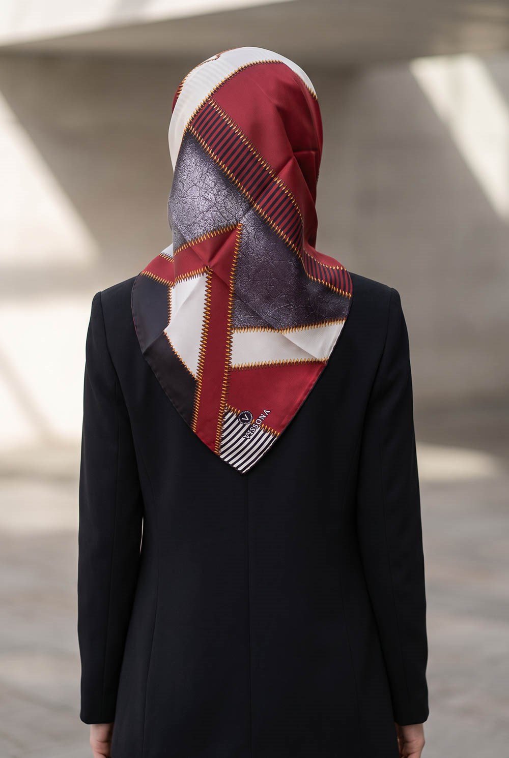 %100 Twill İpek Geometrik Desenli Bordo - Siyah Renkli 90x90 Eşarp Dikim Şekli : El Dikişi