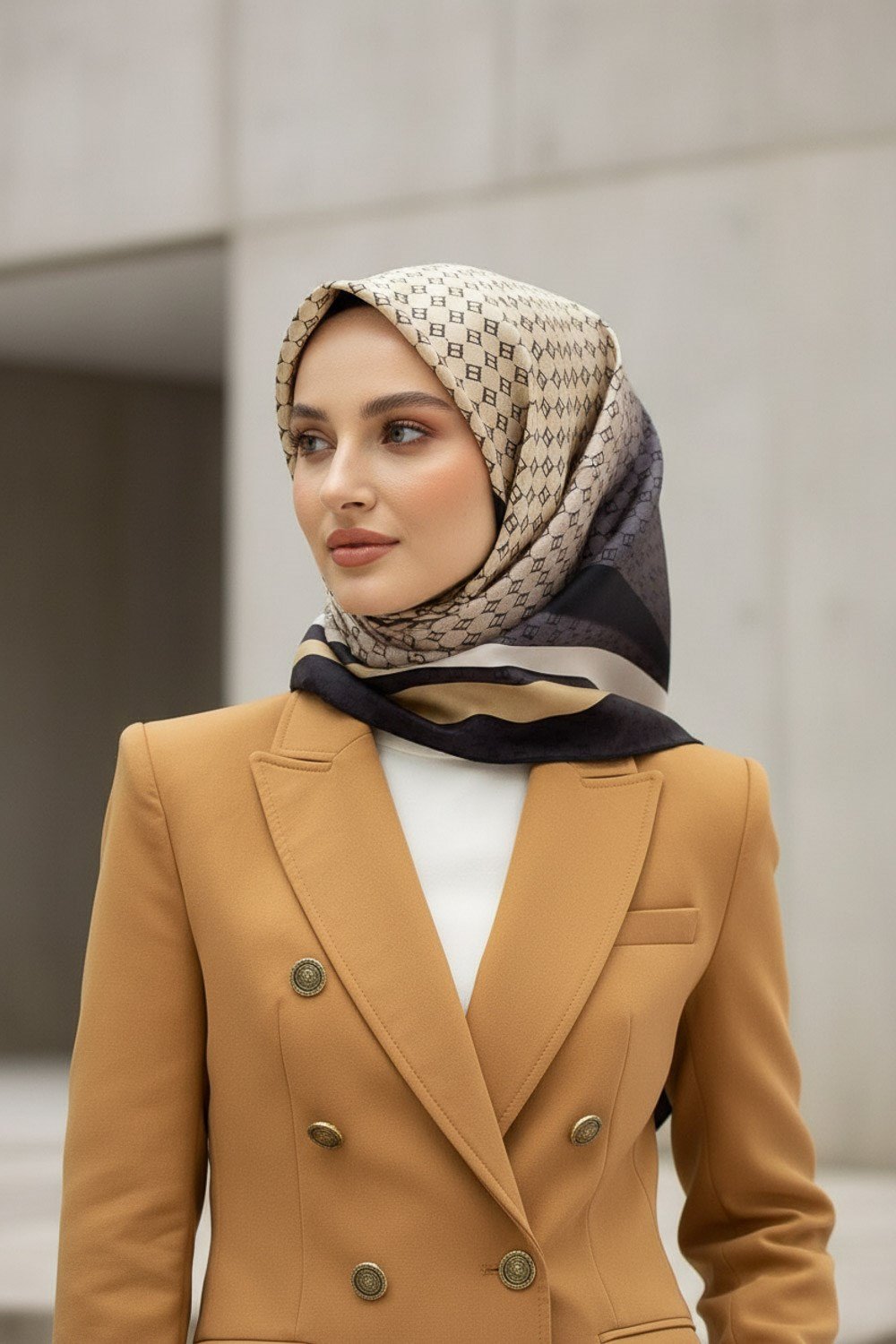 % 57 İPEK % 43 VİSKON Twill İpek Degrade Desenli Siyah - Bej Renkli 90x90 Eşarp Dikim Şekli : El Dikişi