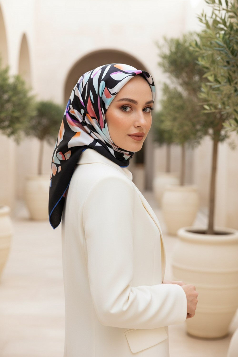 %100 Twill İpek Geometrik Desenli Lacivert - Bebe Mavisi Renkli 90x90 Eşarp Dikim Şekli : El Dikişi