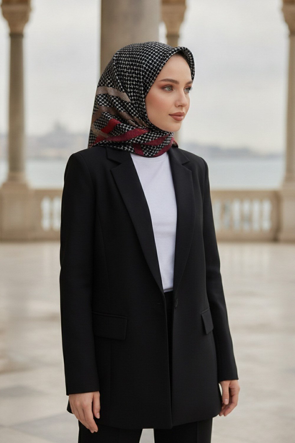 %100 Twill İpek Bantlı Monogram Desenli Siyah - Kırmızı Renkli 90x90 Eşarp Dikim Şekli : El Dikişi
