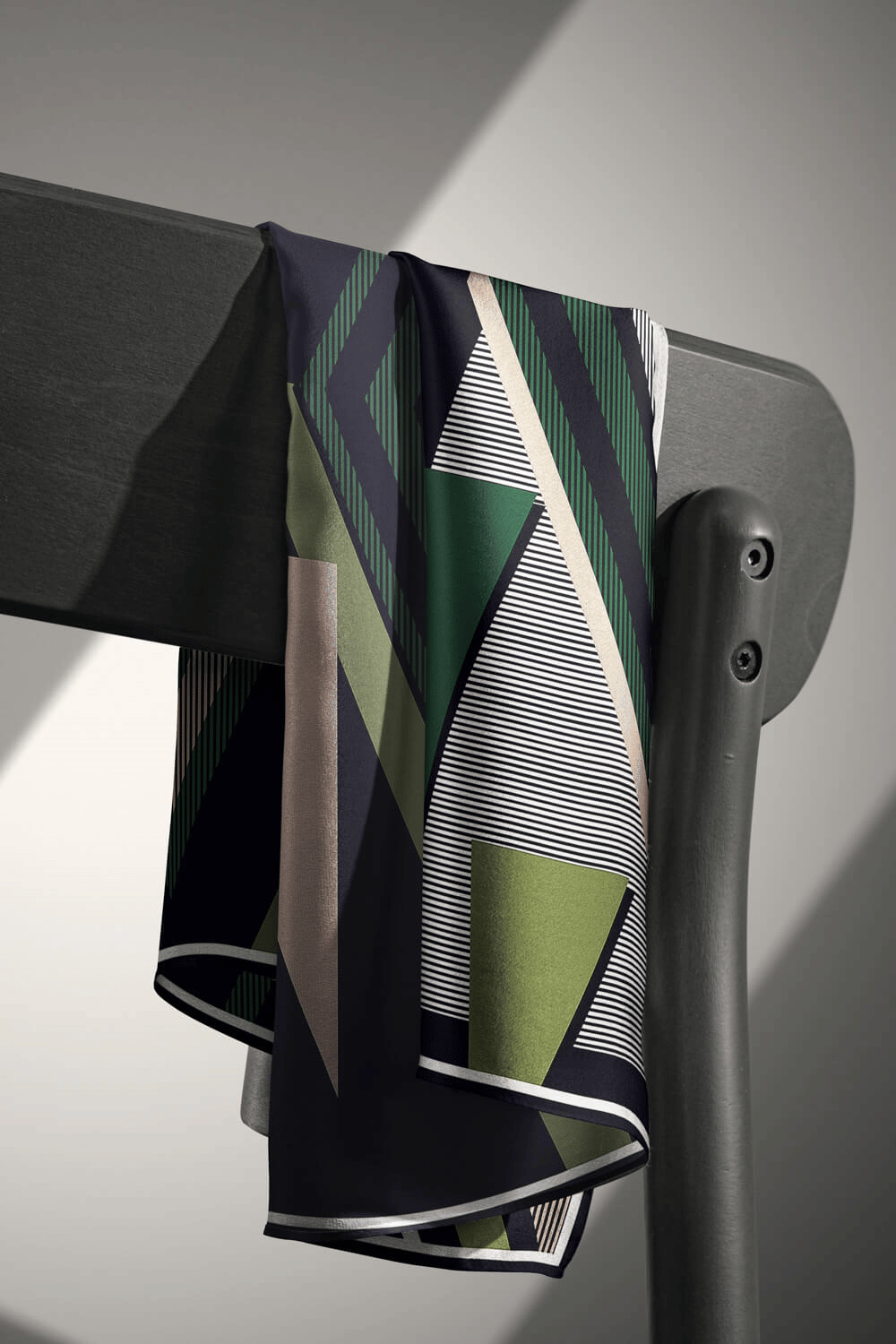 % 57 İPEK % 43 VİSKON Twill İpek Geometrik Desenli Haki - Siyah Renkli 90x90 Eşarp Dikim Şekli : El Dikişi