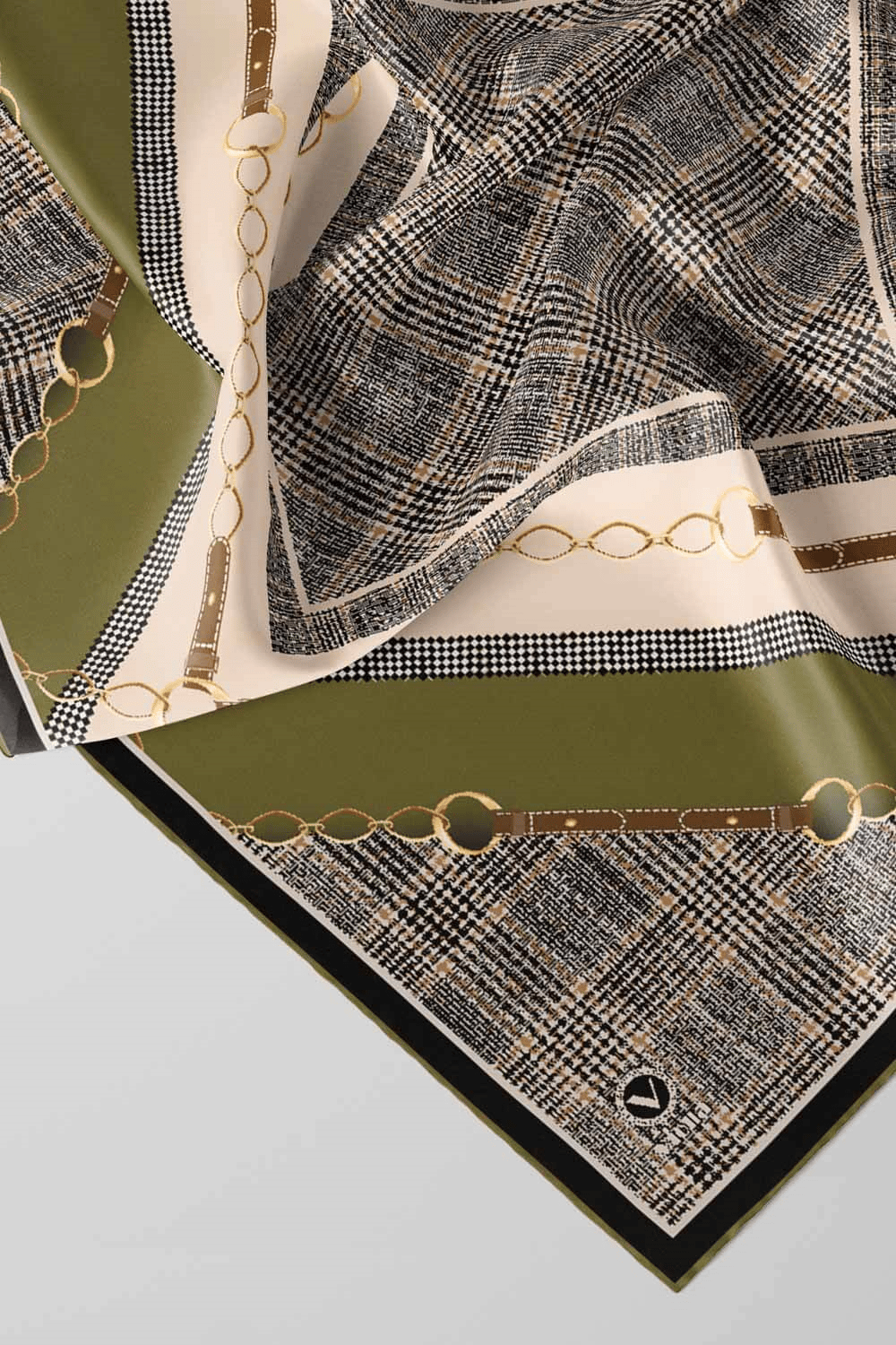 Twill Kemer ve Zincir Detaylı Ekose Desenli Haki Renkli 90x90 Eşarp (İpek İçermez) Kenar Dikiş Şekli El Dikişli