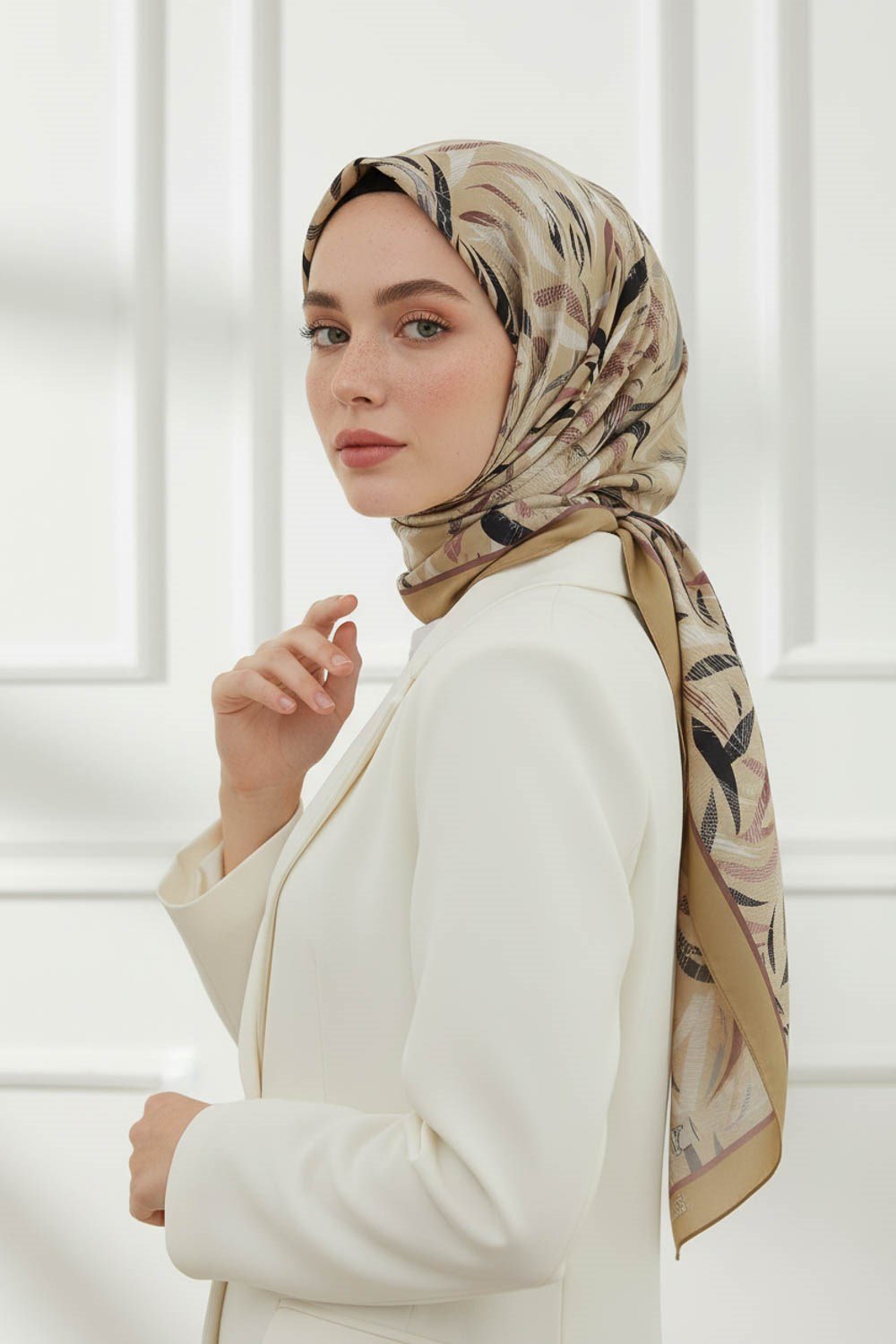 KREP GEOMETRIK DESENLİ GÜL KURUSU RENKLİ 75X195 KIRIŞMAZ ŞAL