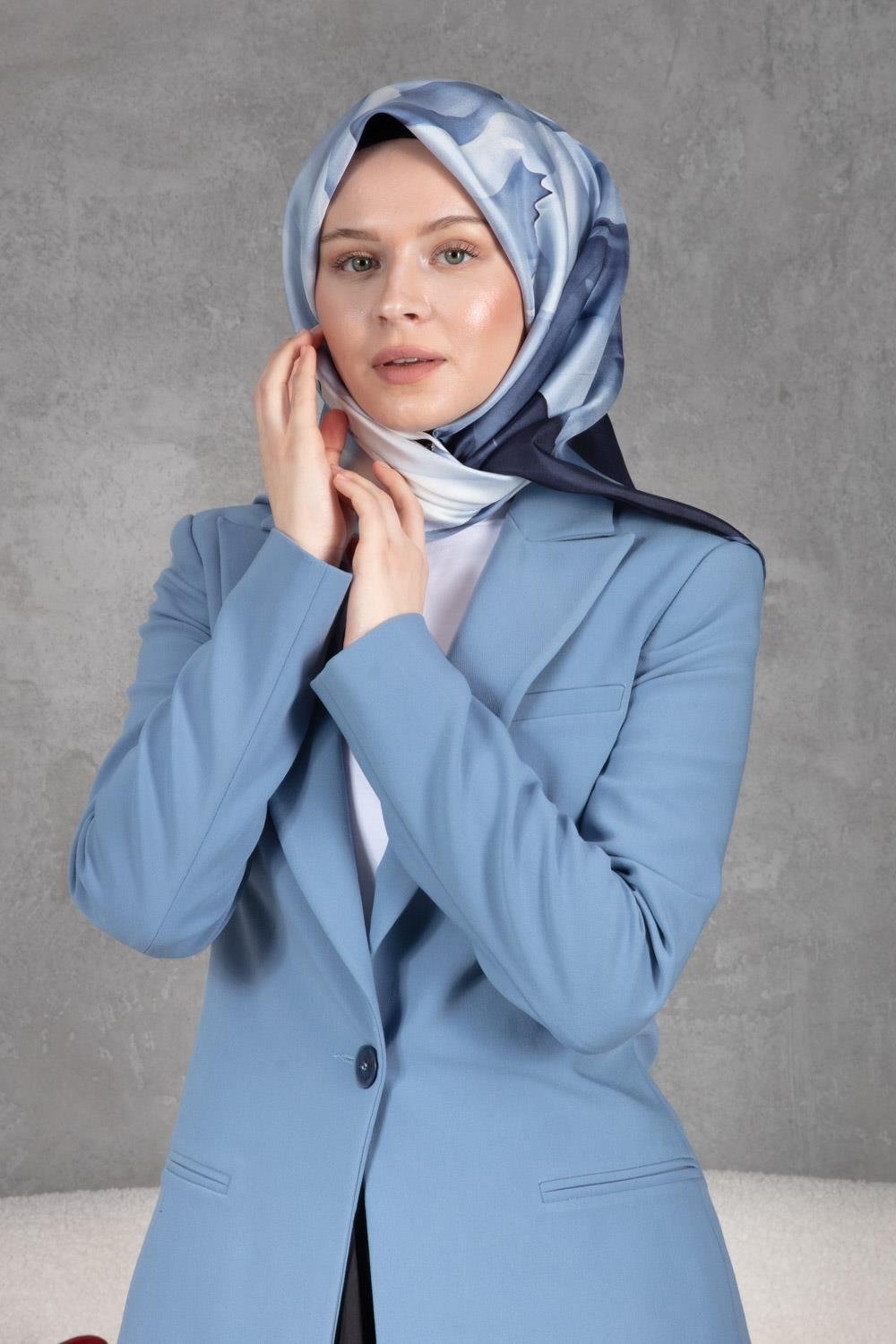 %100 Twill İpek Yaprak Desenli İndigo Renkli 90x90 Eşarp Dikim Şekli : El Dikişi