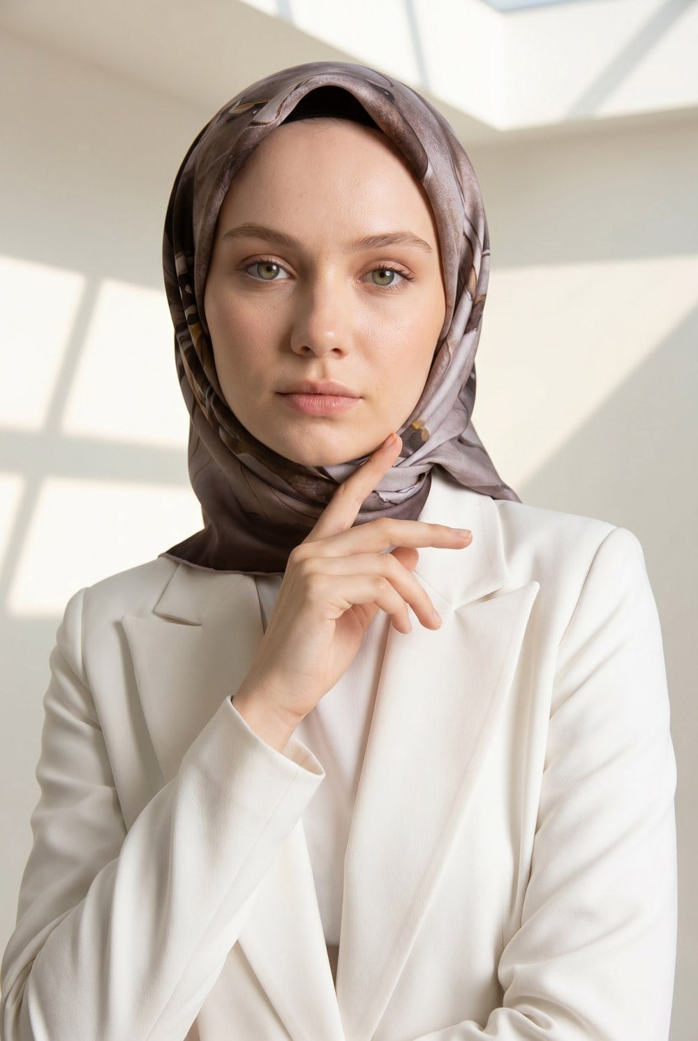 %100 Twill İpek Batik Çiçek Desenli Kahverengi - Krem Renkli 90x90 Eşarp Dikim Şekli : El Dikişi