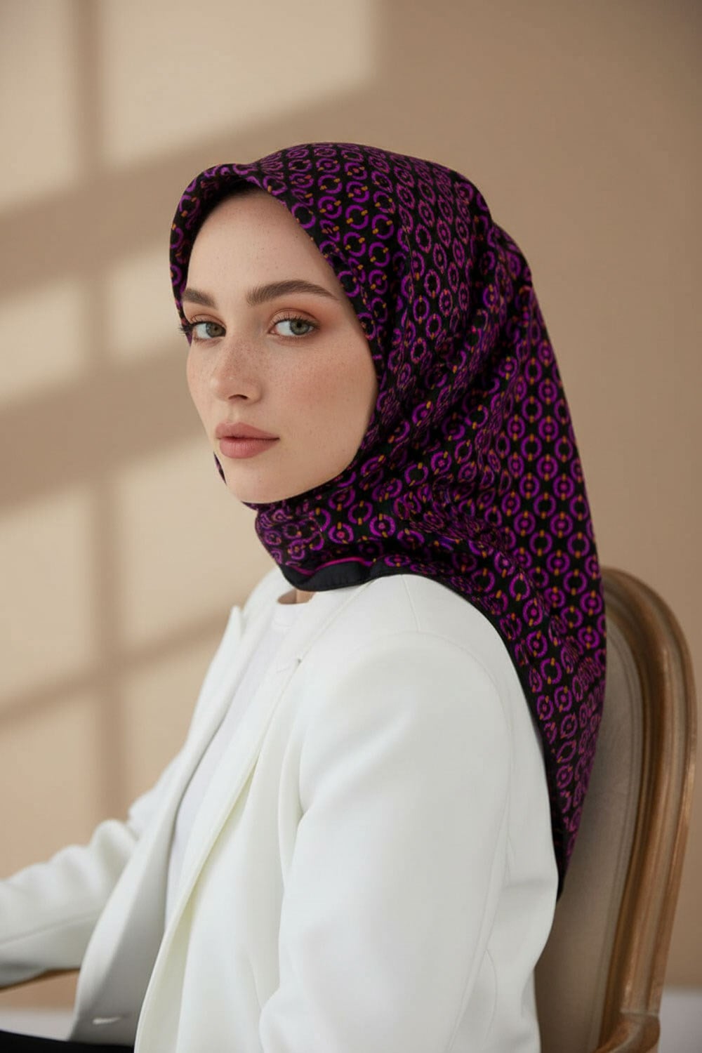 %100 Twill İpek Zincir Desenli Siyah - Fuşya Renkli 90x90 Eşarp Kenar Dikiş Şekli El Dikişli