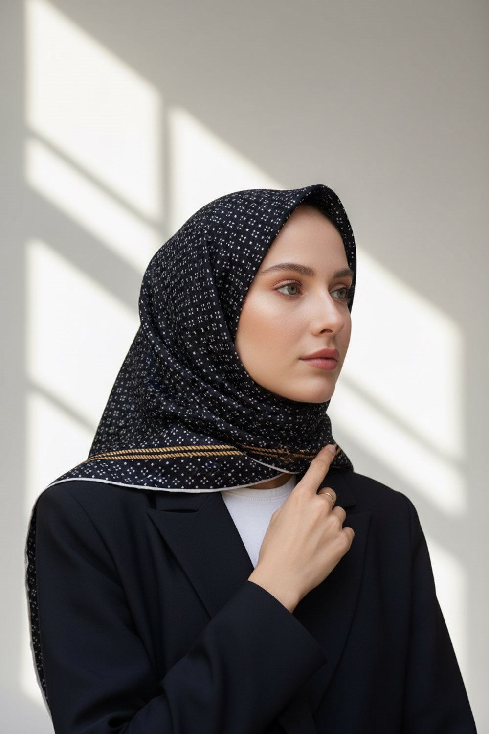 %100 Twill İpek Zincir Desenli Siyah - Krem Renkli 90x90 Eşarp Dikim Şekli : El Dikişi