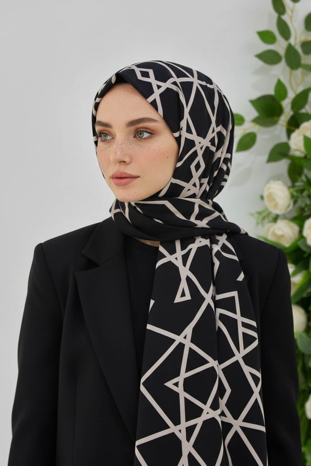 KREP ÇİZGİLİ DESENLİ SİYAH - KREM RENKLİ 75X195 KIRIŞMAZ ŞAL