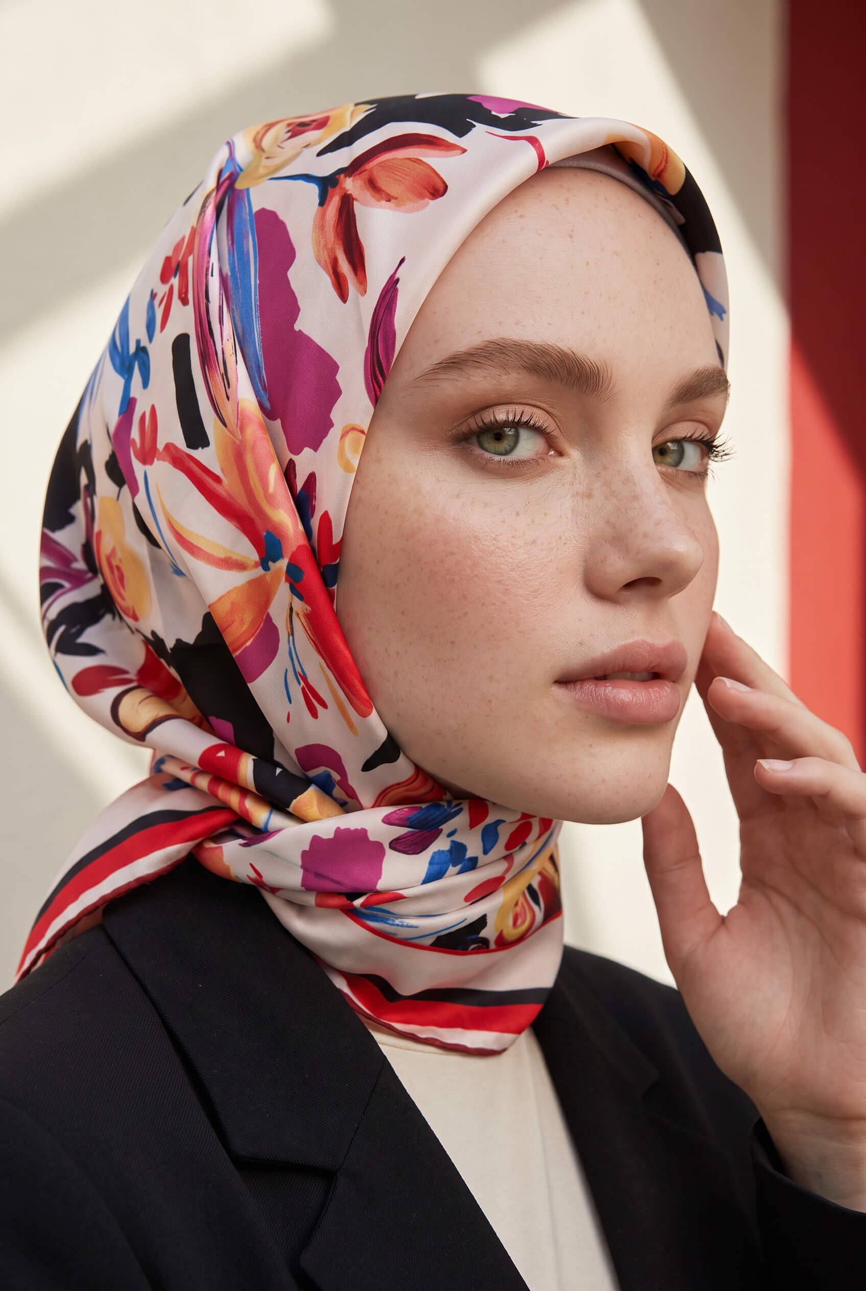 Rayon Çiçek Desenli Kırmızı Renkli 90x90 Dikim Şekli : El Dikişi Eşarp (İpek İçermez)