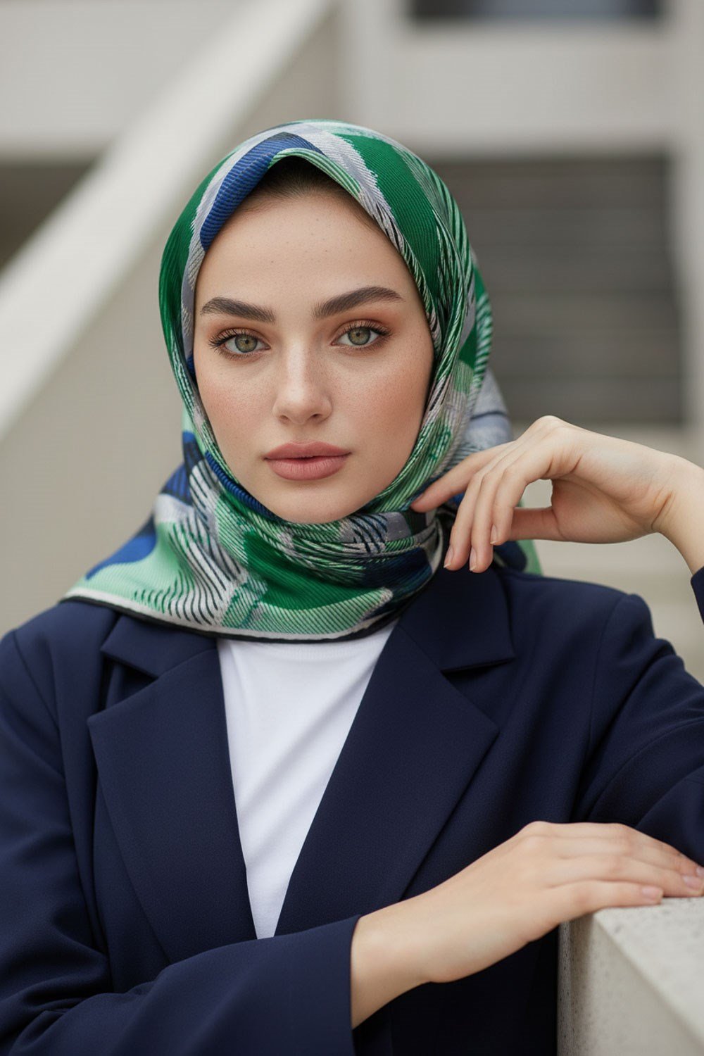 %100 Twill İpek Geometri Desenli Saks - Zümrüt Yeşili Renkli 90x90 Eşarp Kenar Dikiş Şekli El Dikişli