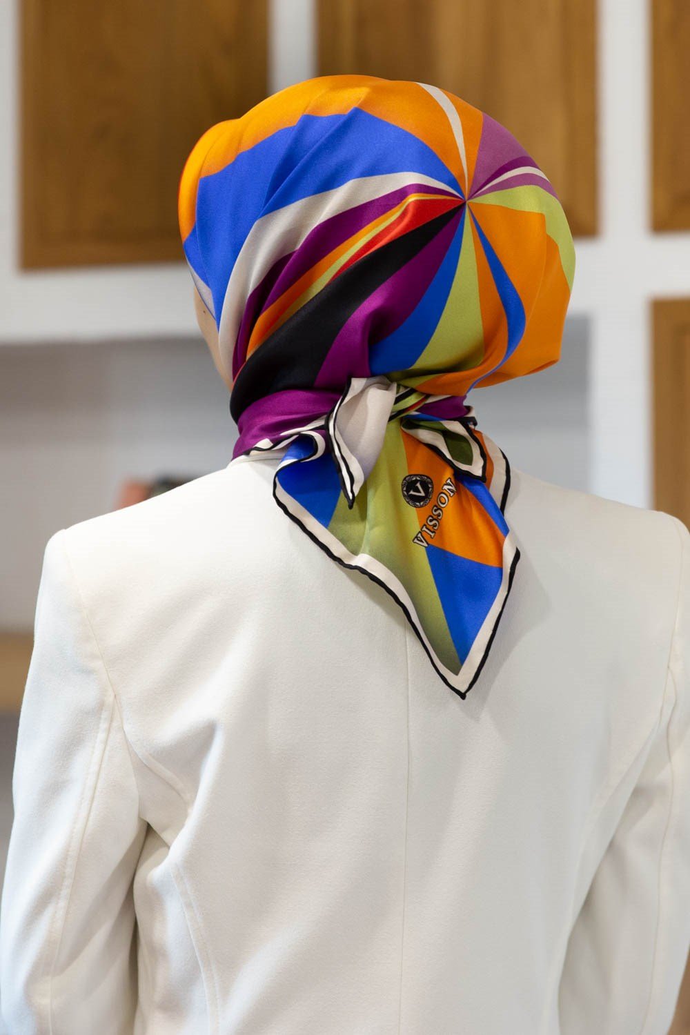 %100 Twill İpek Geometrik Desenli Kırmızı - Mürdüm Renkli 90x90 Eşarp Dikim Şekli : El Dikişi