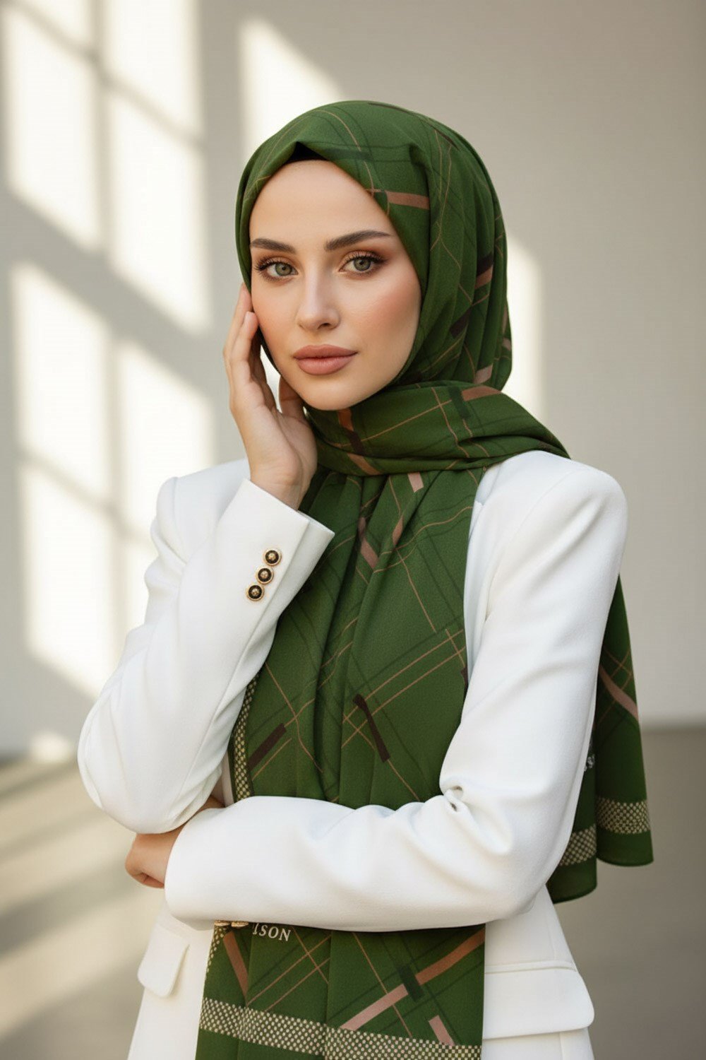 KREP GEOMETRİK DESENLİ ZÜMRÜT YEŞİLİ - BEJ RENKLİ 75X195 KIRIŞMAZ ŞAL