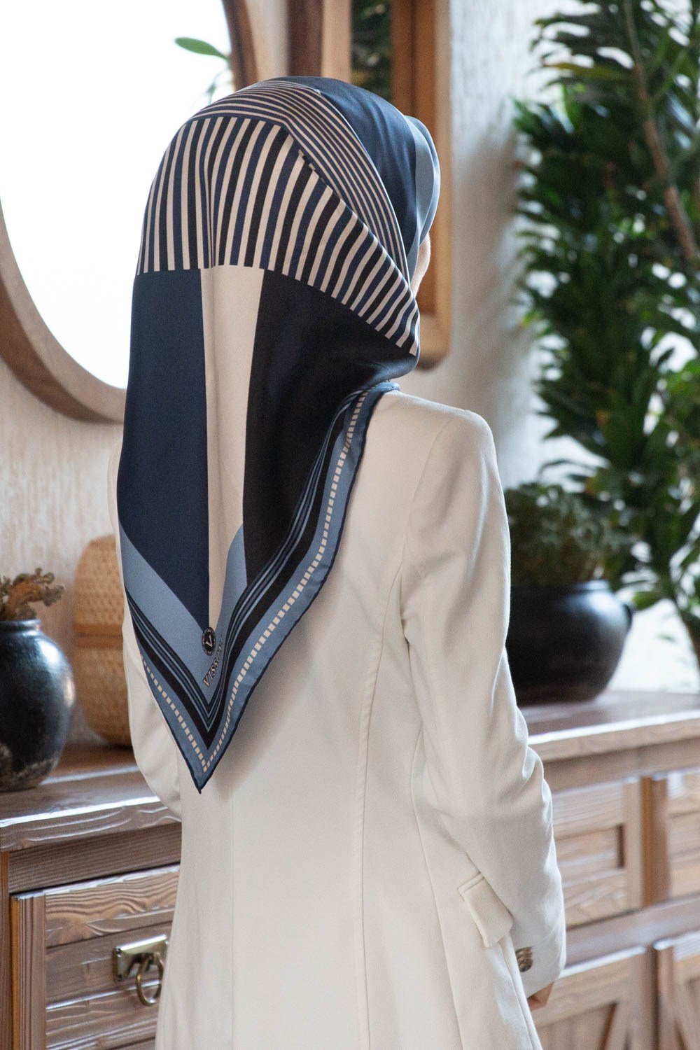 %100 Twill İpek Geometrik Desenli İndigo Renkli 90x90 Eşarp Dikim Şekli : El Dikişi
