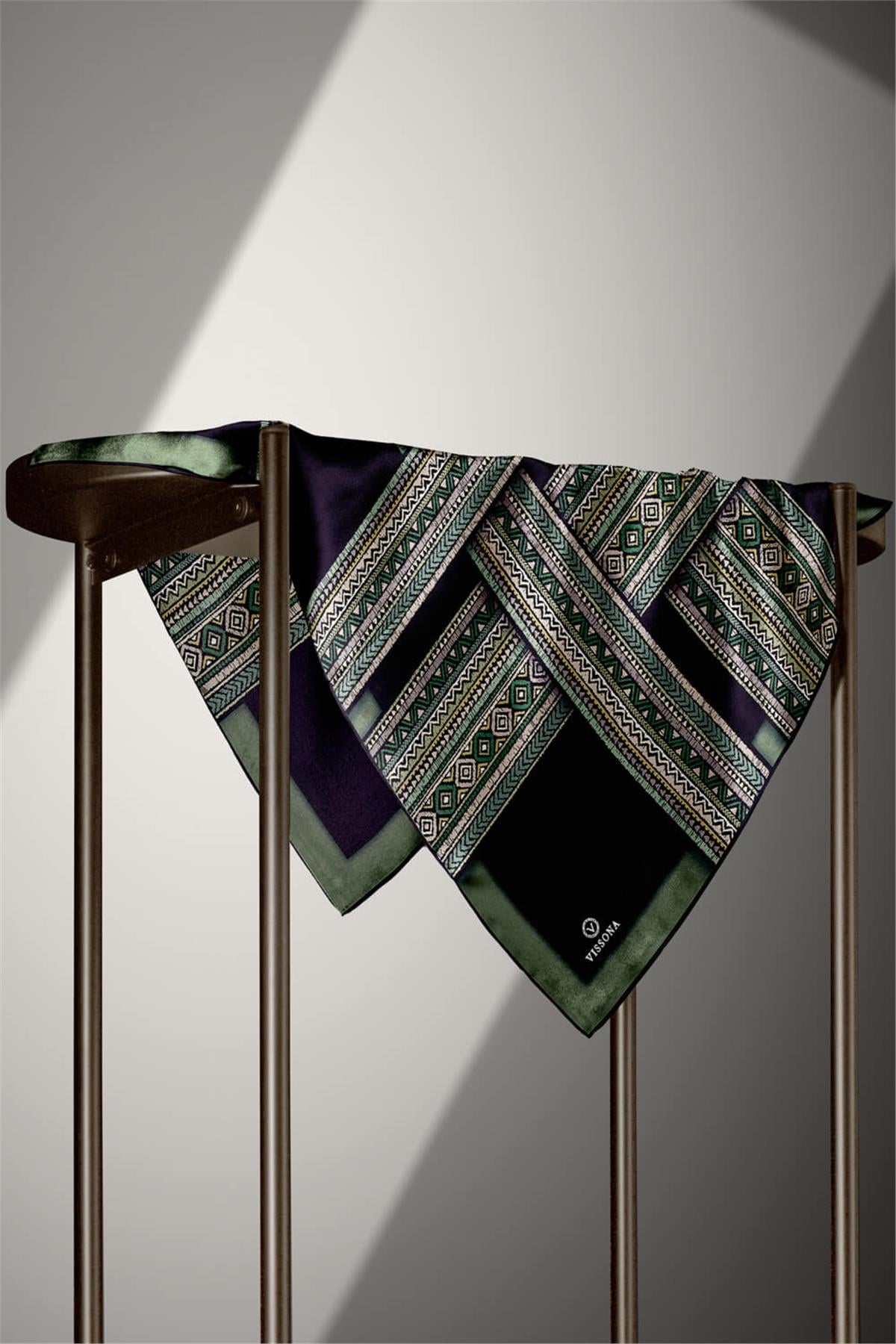 %100 Twill İpek Etnik Desenli Siyah - Zümrüt Yeşili Renkli 90x90 Eşarp Dikim Şekli : El Dikişi