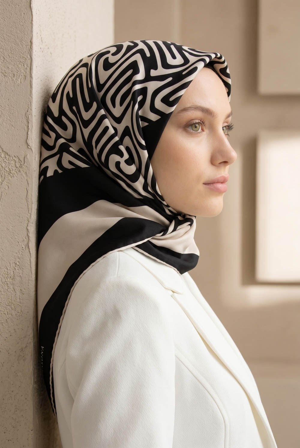 100% Twill İpek Bordürlü Dalga Desenli Siyah - Krem Renkli 90x90 Dikim Şekli : El Dikişi Eşarp