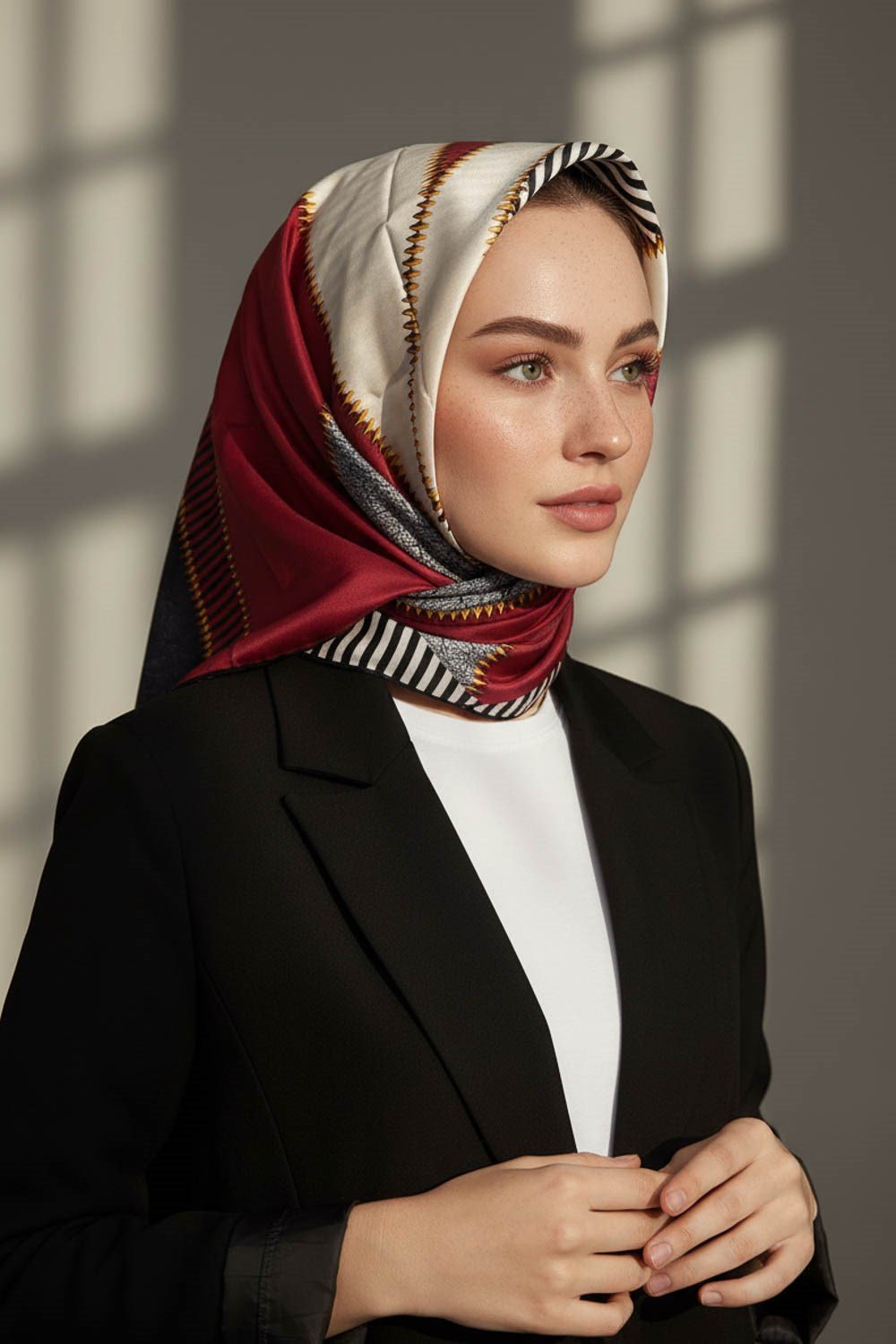 %100 Twill İpek Geometrik Desenli Bordo - Siyah Renkli 90x90 Eşarp Dikim Şekli : El Dikişi