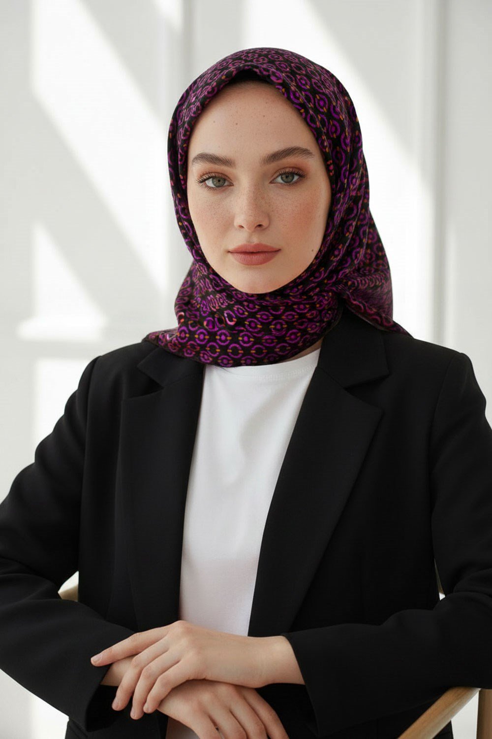 %100 Twill İpek Zincir Desenli Siyah - Fuşya Renkli 90x90 Eşarp Kenar Dikiş Şekli El Dikişli
