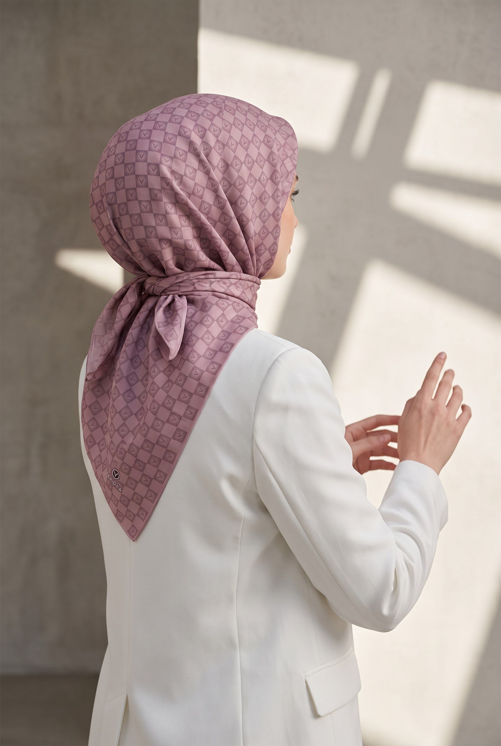 %100 Twill İpek Monogram Desenli Pudra Renkli 90x90 Eşarp Dikim Şekli : El Dikişi