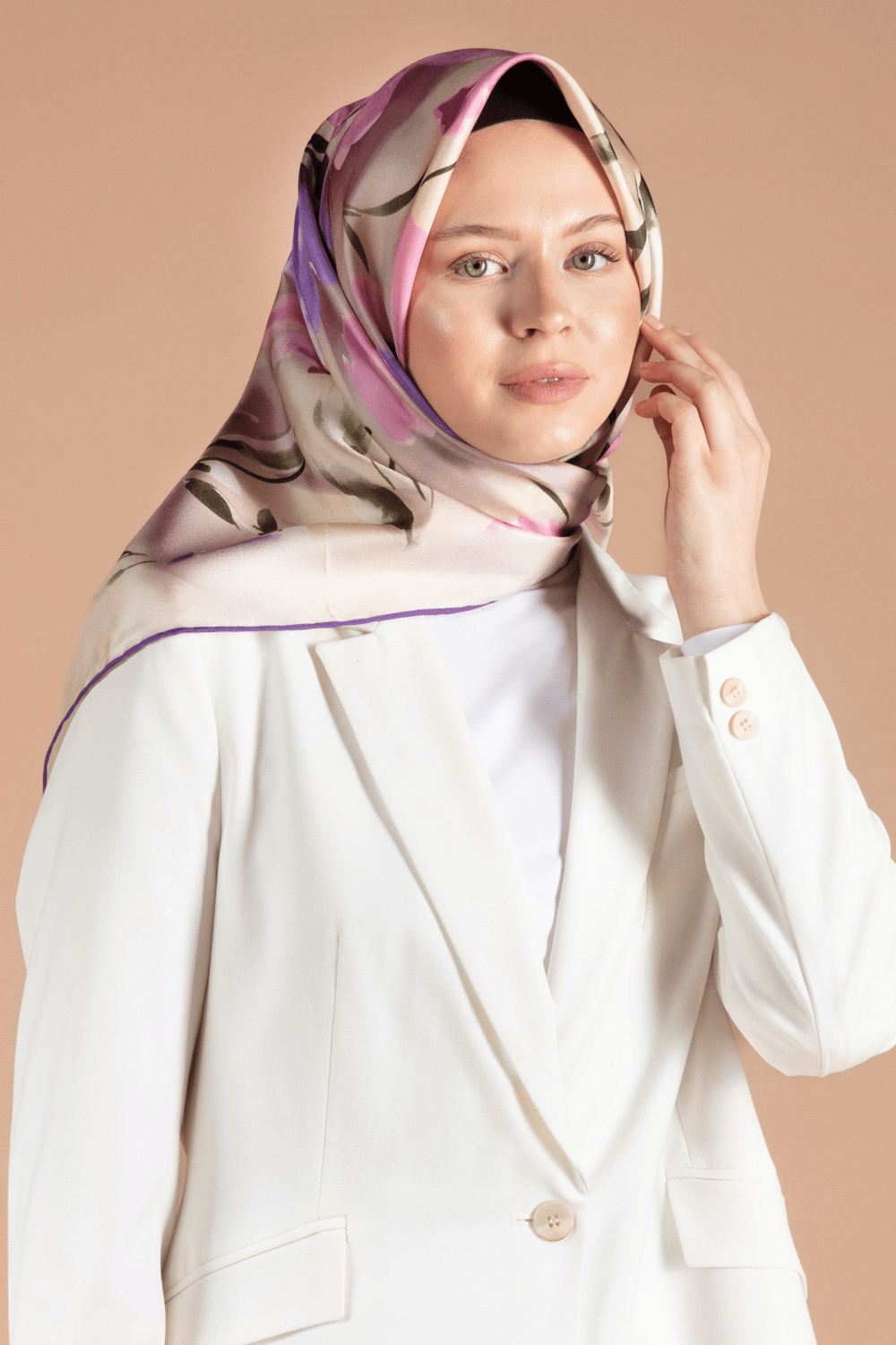 %100 Twill İpek Çiçek Desenli Mor - Pembe Renkli 90x90 Dikim Şekli : El Dikişi Eşarp
