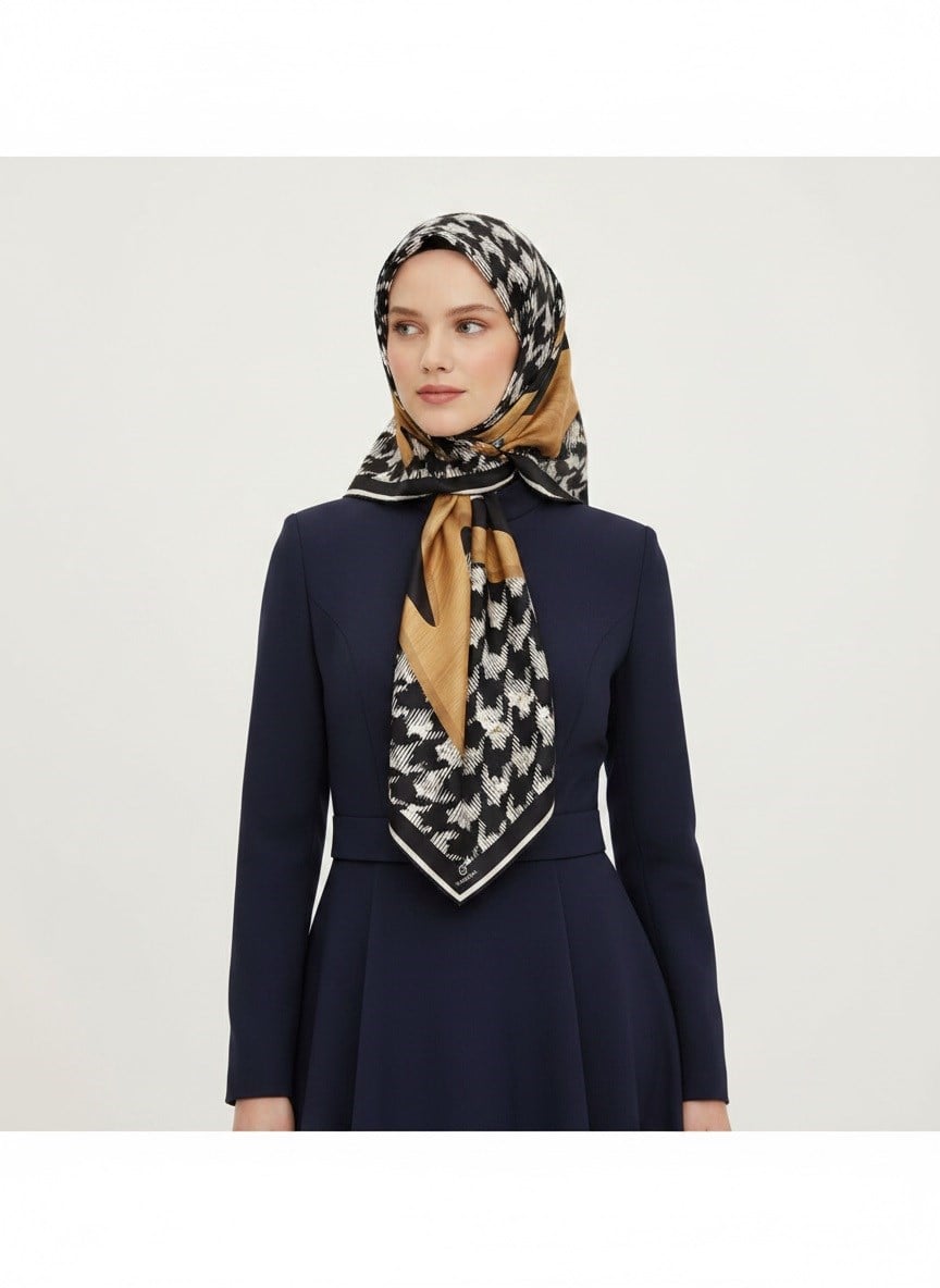 %100 Twill İpek Kazayağı Desenli Gold - Siyah Renkli 90x90 Eşarp Kenar Dikiş Şekli El Dikişli