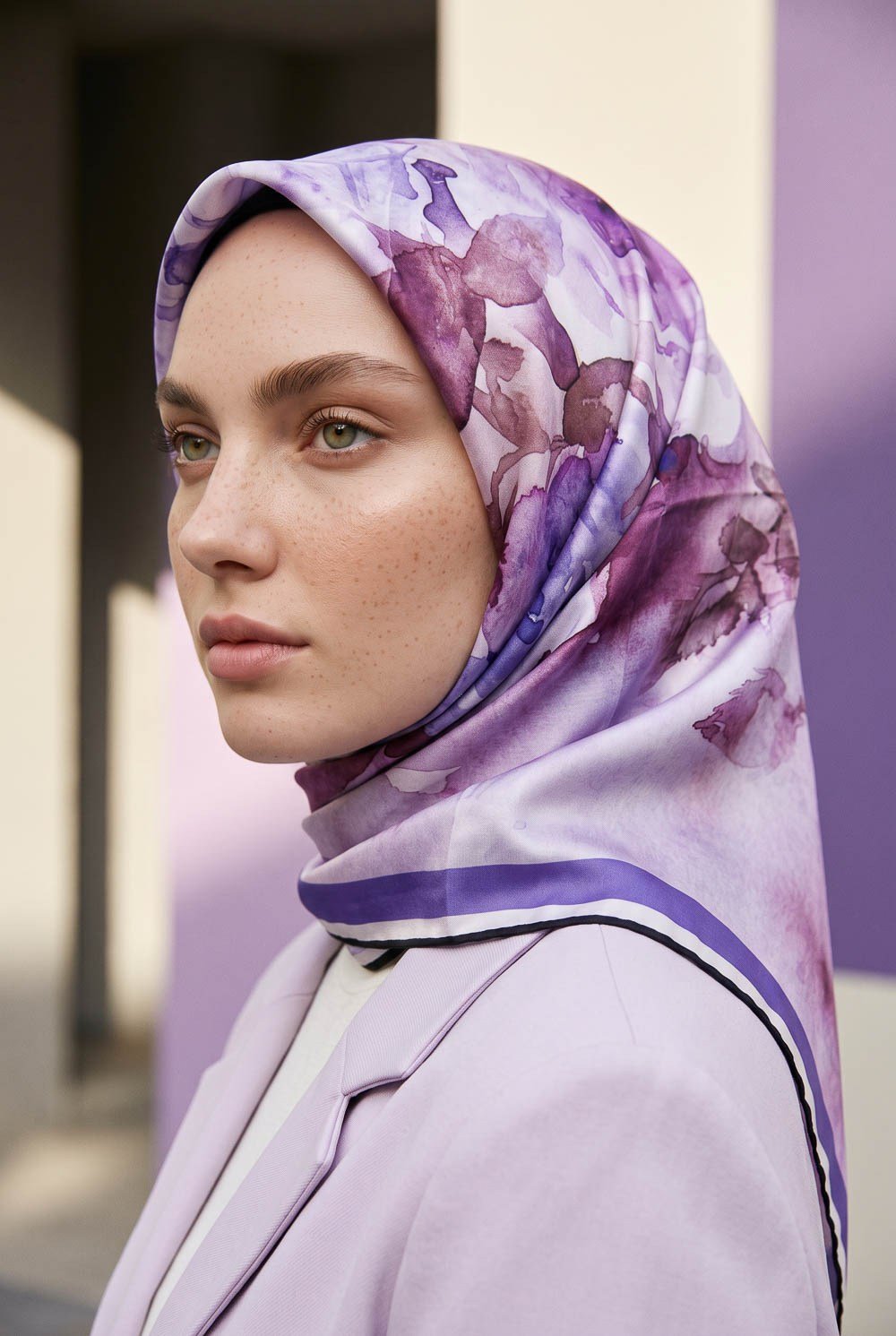 Rayon Çiçek Desenli Mor Renkli 90x90 Eşarp (İpek İçermez) Kenar Dikiş Şekli El Dikişli