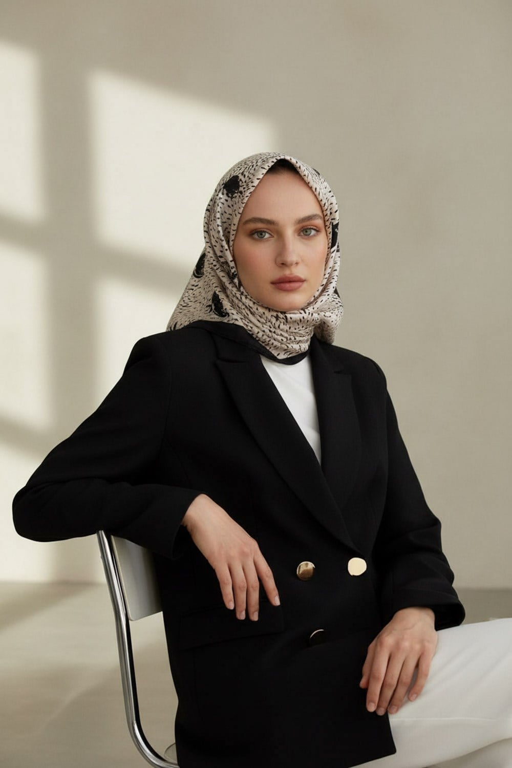 %100 Twill İpek Çıtır Çiçek Desenli Krem - Siyah Renkli 90x90 Eşarp Dikim Şekli : El Dikişi