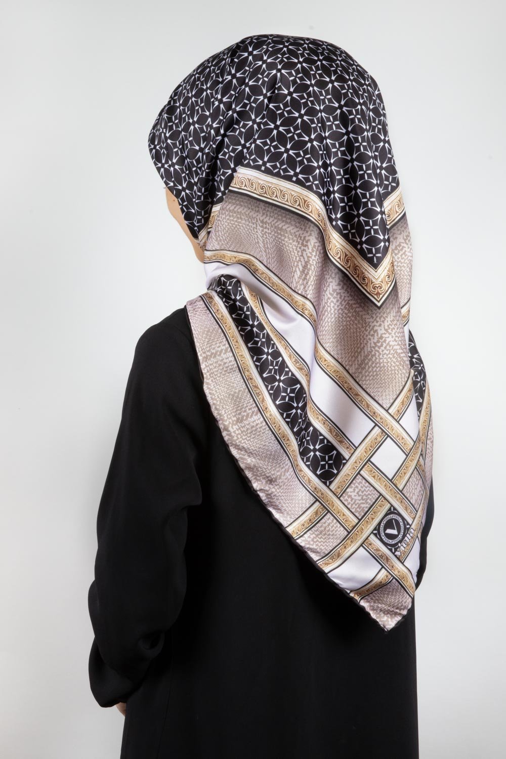 Twill Gold Bordürlü Geometrik Desenli Bej Renkli 90x90 Eşarp (İpek İçermez) Kenar Dikiş Şekli El Dikişli