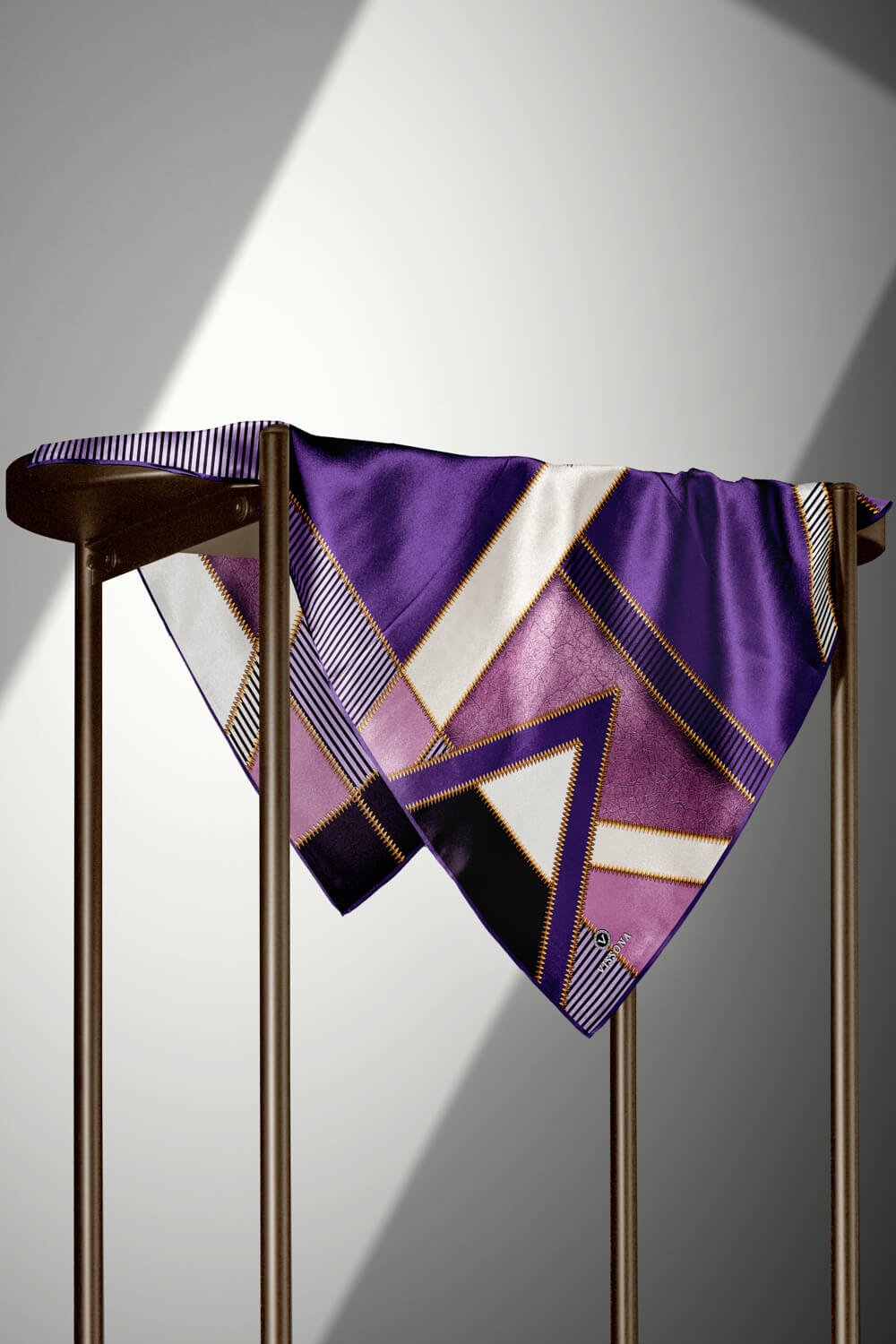 %57 İPEK % 43 VİSKON Twill İpek Geometrik Desenli Mor - Lila Renkli 90x90 Eşarp Dikim Şekli : El Dikişi
