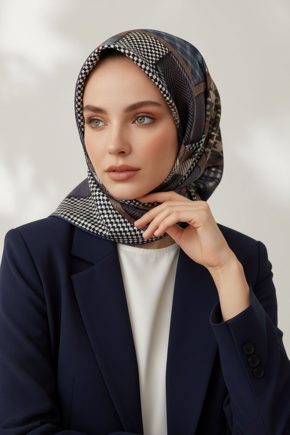 %100 Twill İpek Kazakayaklı Ve Ekose Desenli İndigo - Krem Renkli 90x90 Eşarp Dikim Şekli : El Dikişi