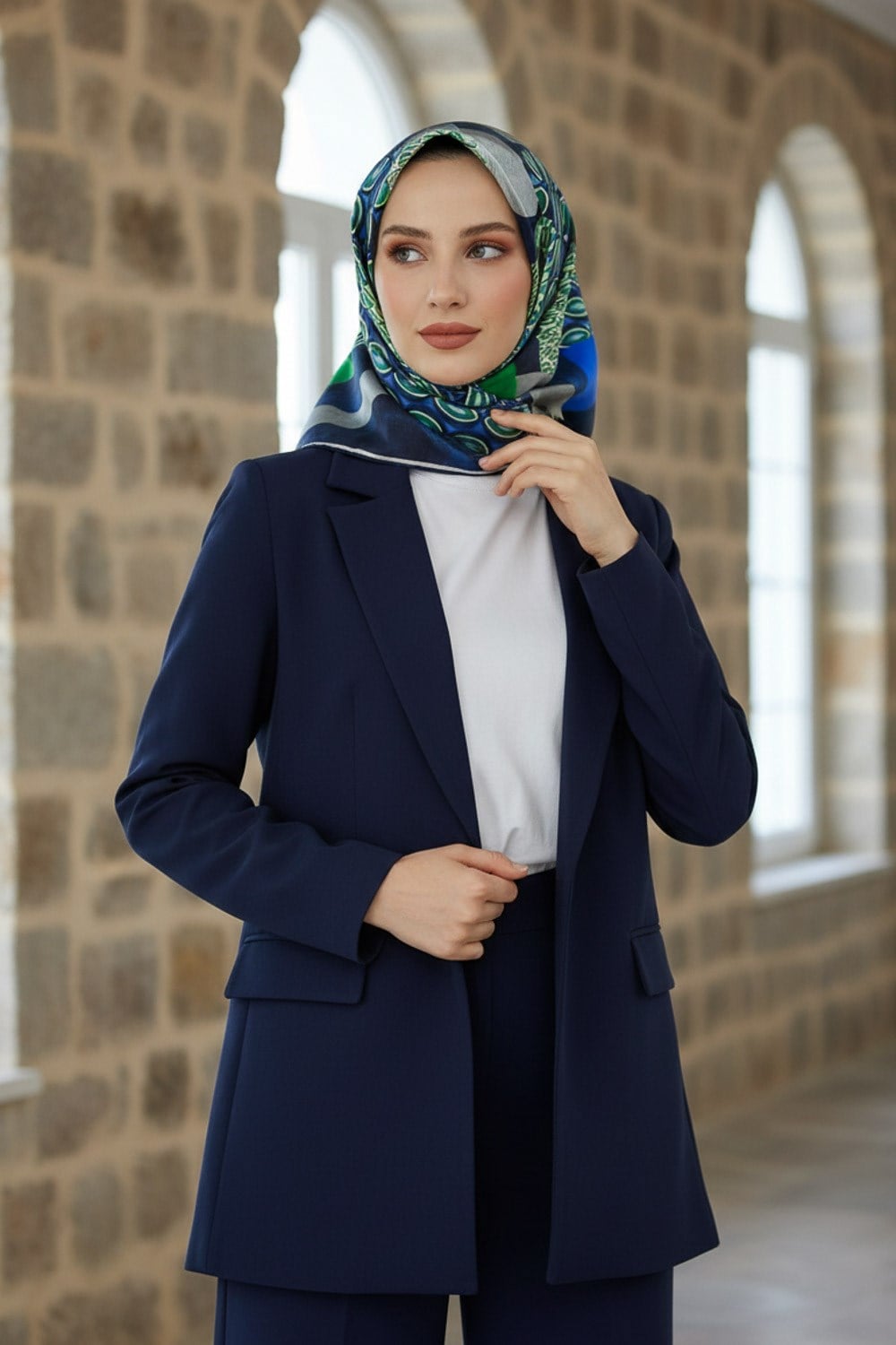 %100 Twill İpek Geometrik Desenli Lacivert - Zümrüt Yeşili Renkli 90x90 Eşarp Kenar Dikiş Şekli El Dikişli