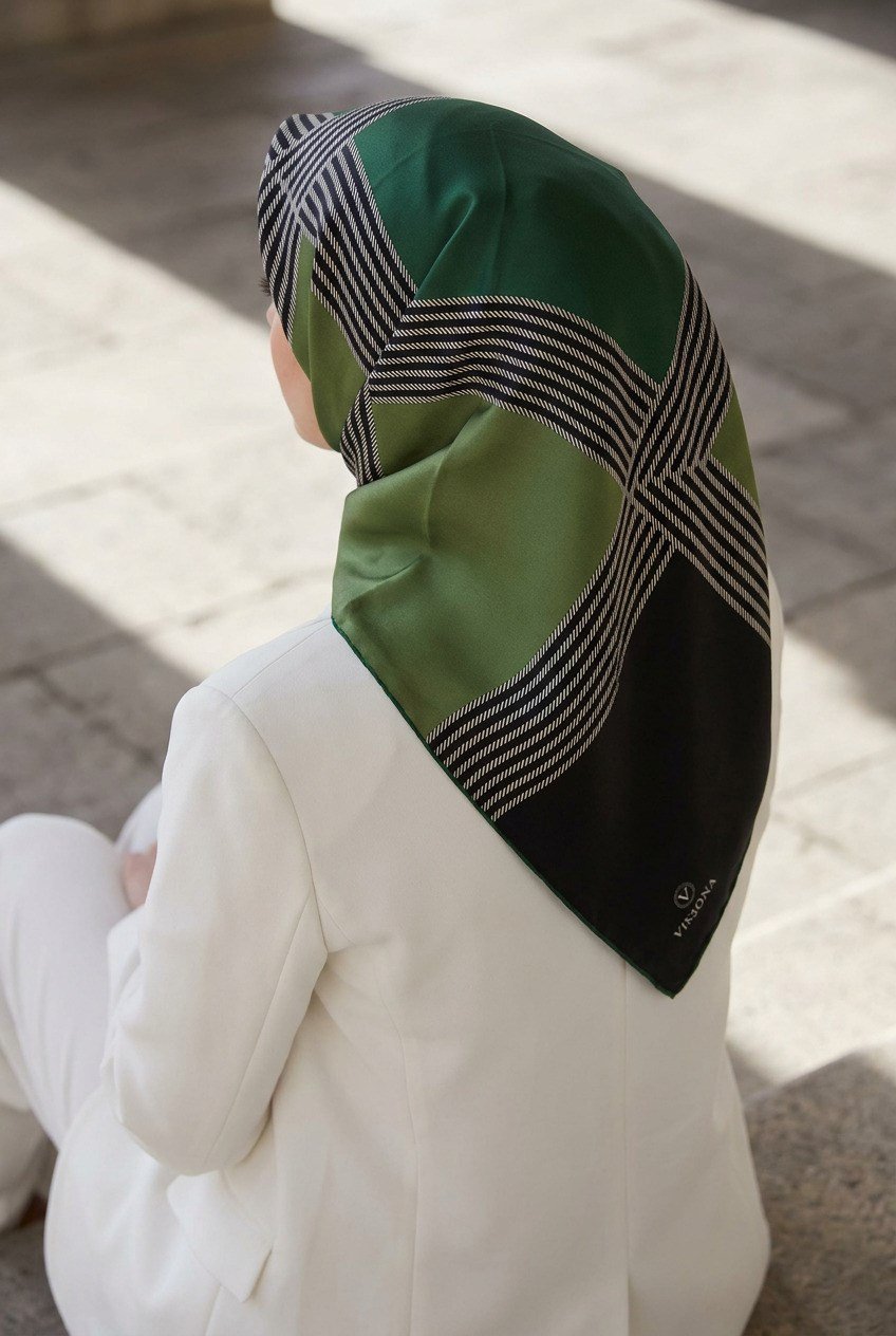 %100 Twill İpek Geometrik Desenli Zümrüt Yeşili Renkli 90x90 Eşarp Dikim Şekli : El Dikişi