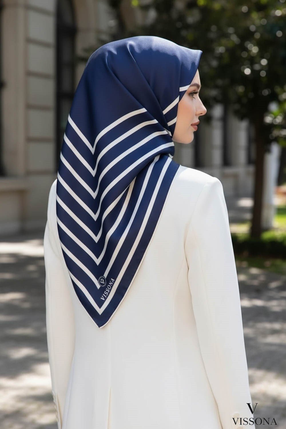 %100 Twill İpek Çizgili Desenli Lacivert - Krem Renkli 90x90 Eşarp Dikim Şekli : El Dikişi