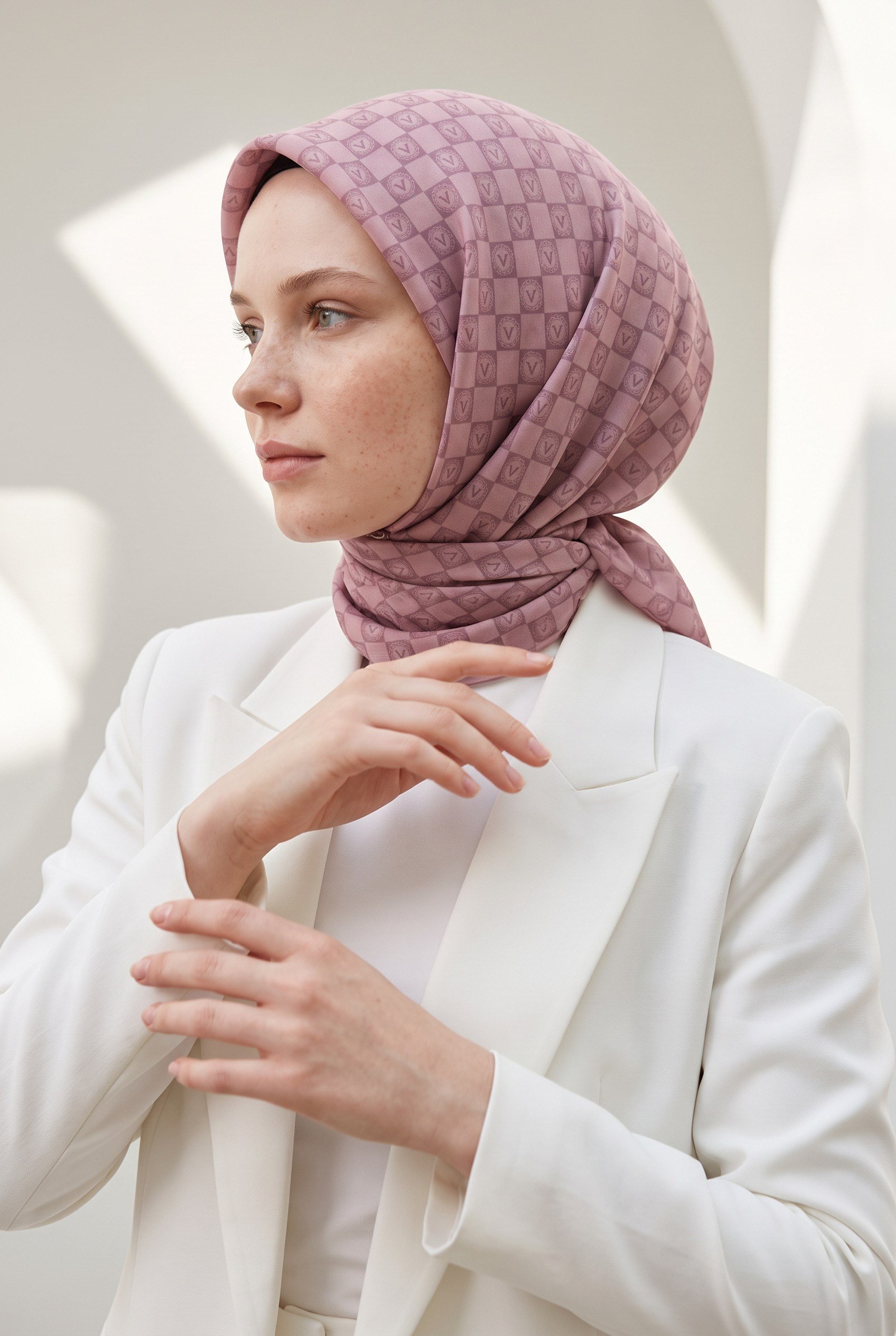 %100 Twill İpek Monogram Desenli Pudra Renkli 90x90 Eşarp Dikim Şekli : El Dikişi