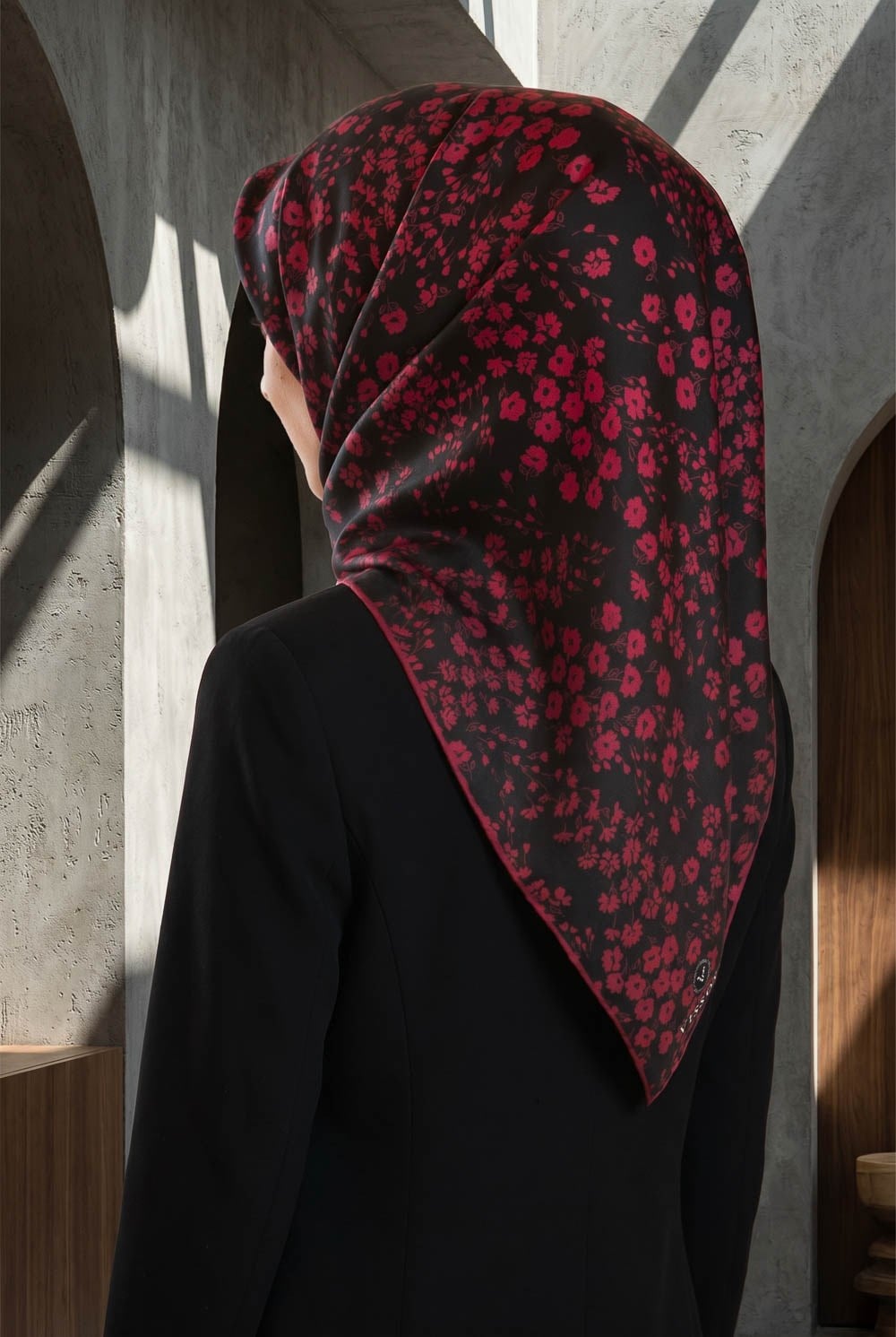 %100 Twill İpek Çıtır Çiçek Desenli Siyah - Bordo Renkli 90x90 Eşarp Dikim Şekli : El Dikişi