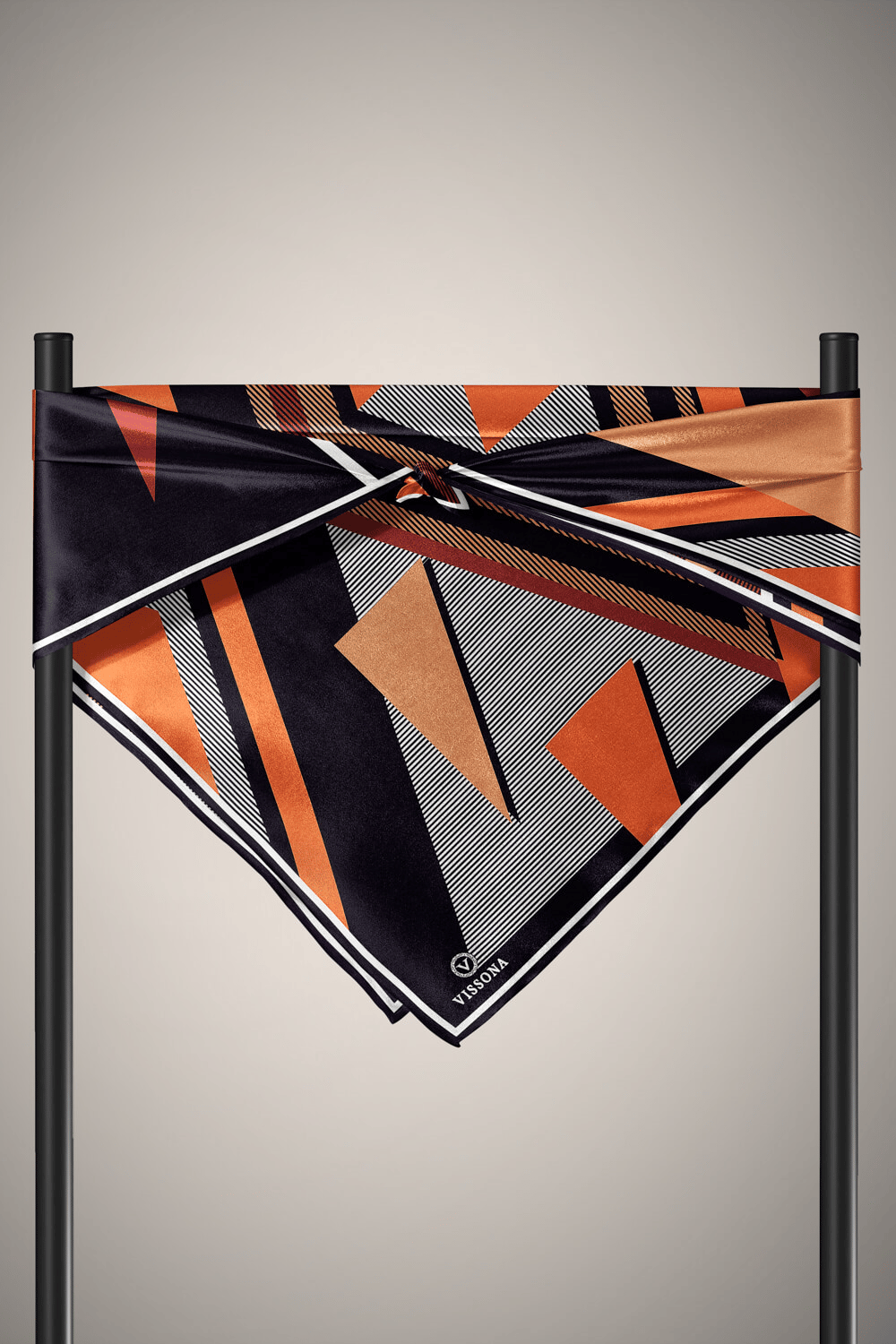 % 57 İPEK % 43 VİSKON Twill İpek Geometrik Desenli Taba - Siyah Renkli 90x90 Eşarp Dikim Şekli : El Dikişi