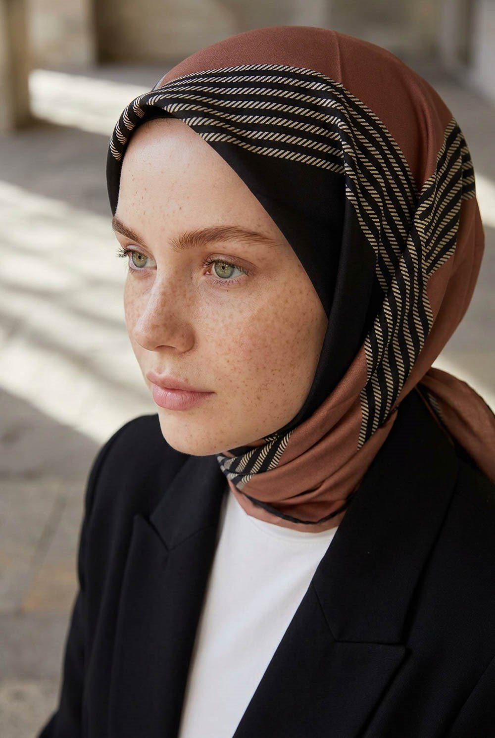 %100 Twill İpek Geometrik Desenli Bakır Renkli 90x90 Eşarp Dikim Şekli : El Dikişi