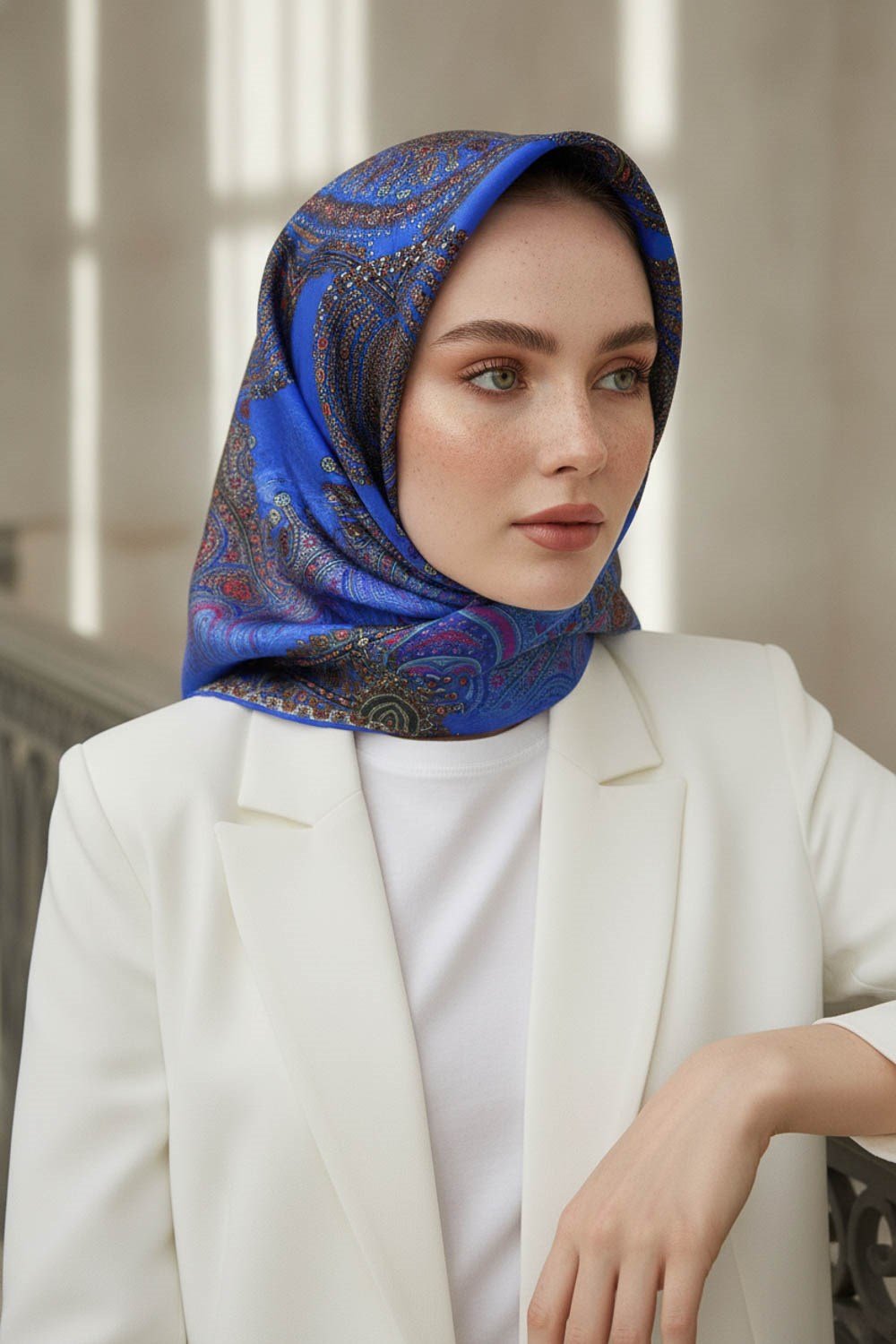 %100 Twill İpek Şal Desenli Saks Renkli 90x90 Eşarp Dikim Şekli : El Dikişi