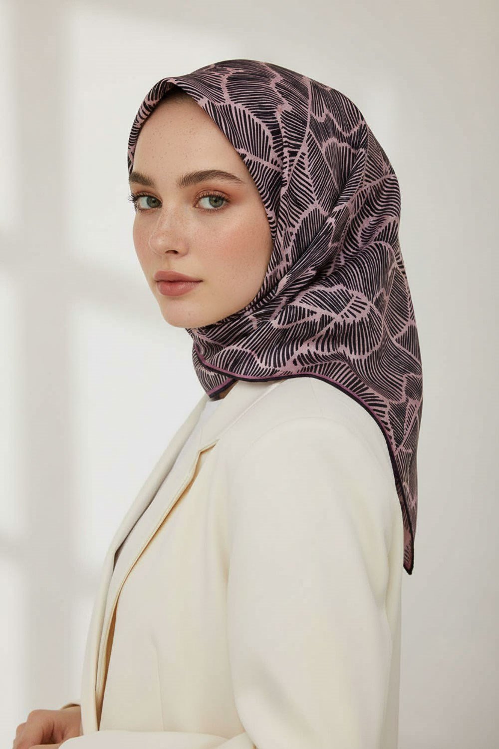 %100 Twill İpek Geometrik Desenli Pudra - Siyah Renkli 90x90 Eşarp Dikim Şekli : El Dikişi