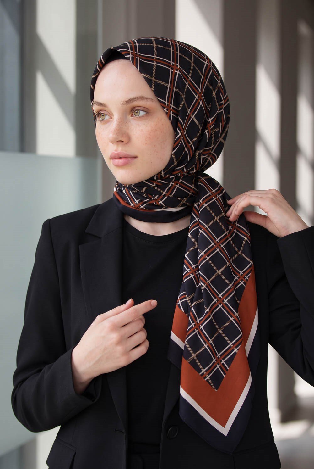 KREP EKOSE DESENLİ SİYAH - BORDO RENKLİ 75X195 KIRIŞMAZ ŞAL