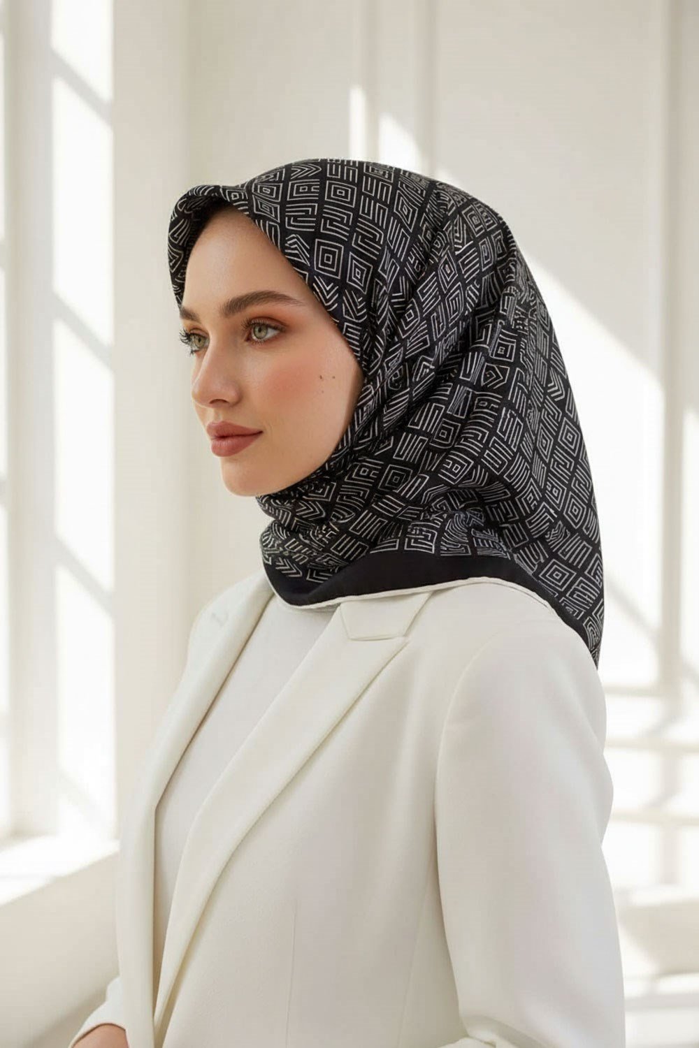 %57 İPEK %43 VİSKON Twill İpek Etnik Motif Desenli Siyah - Krem  Renkli 90x90 Eşarp Dikim Şekli : El Dikişi