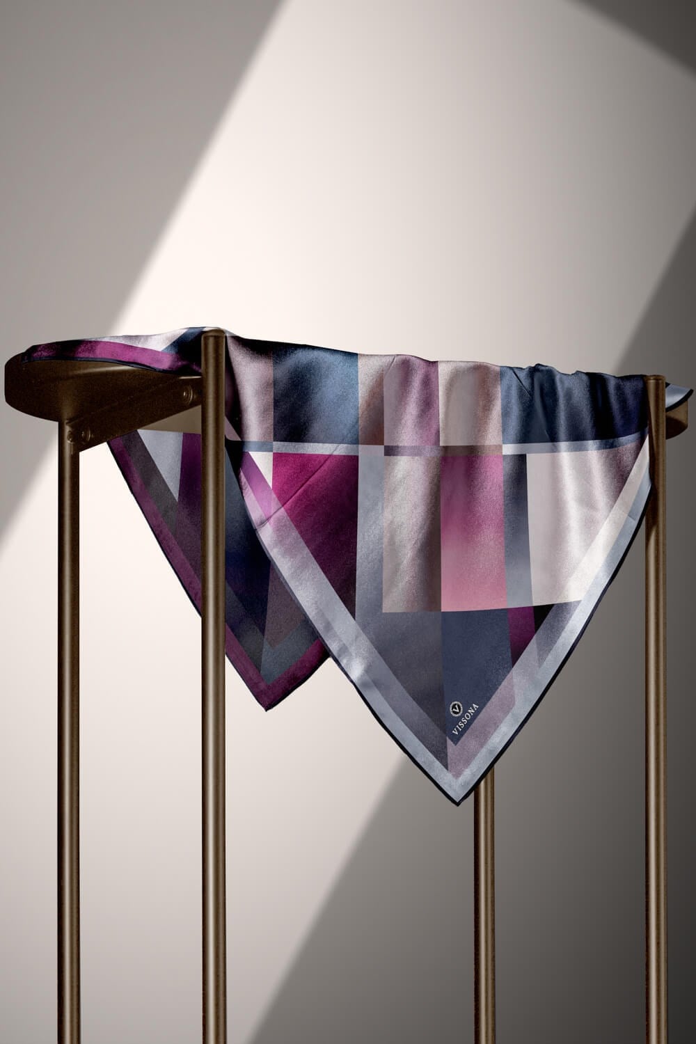 %100 Twill İpek Geometrik Desenli Mürdüm - İndigo Renkli 90x90 Eşarp Dikim Şekli : El Dikişi