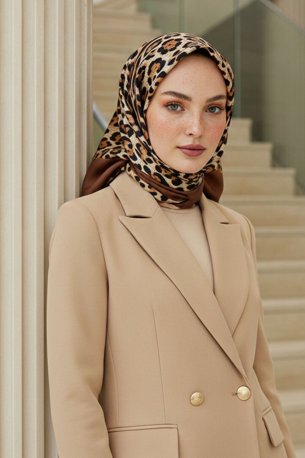 %100 Twill İpek Leopar Desenli Sütlü Kahve Renkli 90x90 Eşarp Dikim Şekli : El Dikişi